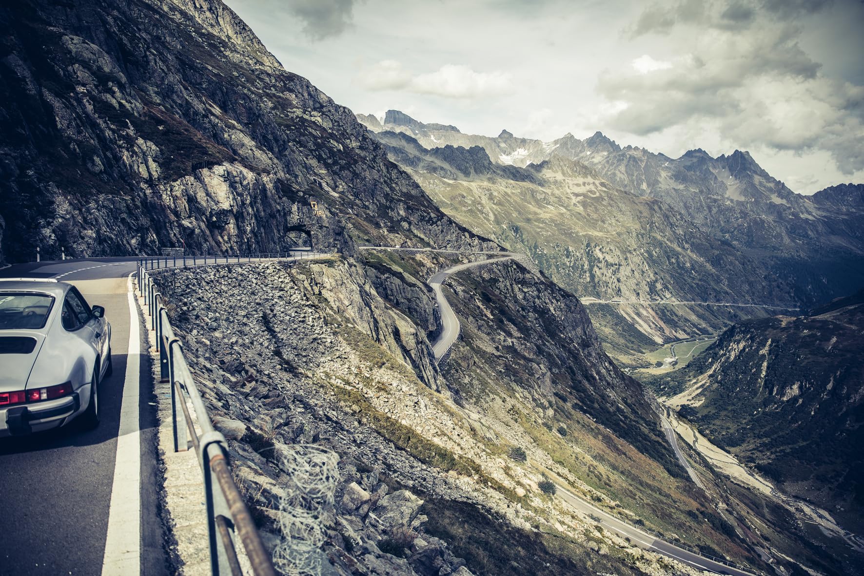 Porsche Escapes /anglais: From Mountain Passes to Coastal Highways