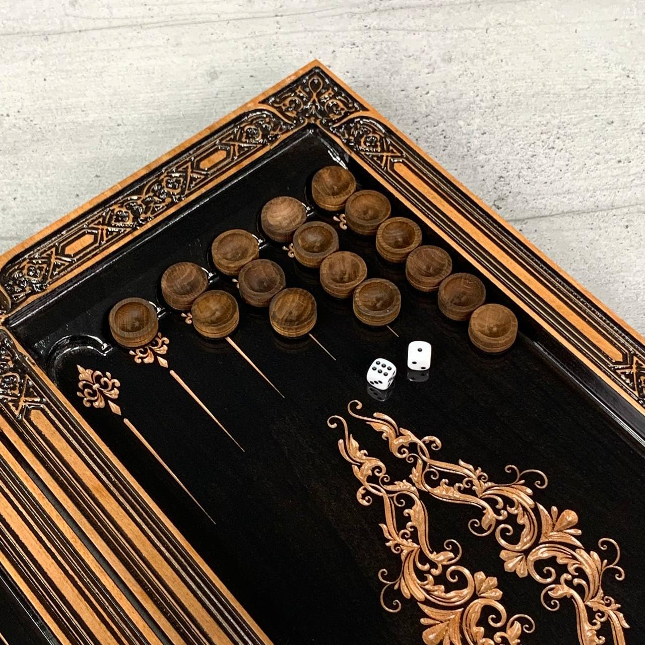 Backgammon - Fabriqué à la main - En bois massif - Grande sculpture de dragon - 60 cm - Jeu de société élégant en bois d'érable avec 32 pions et dés en bois - Idée cadeau de luxe pour les