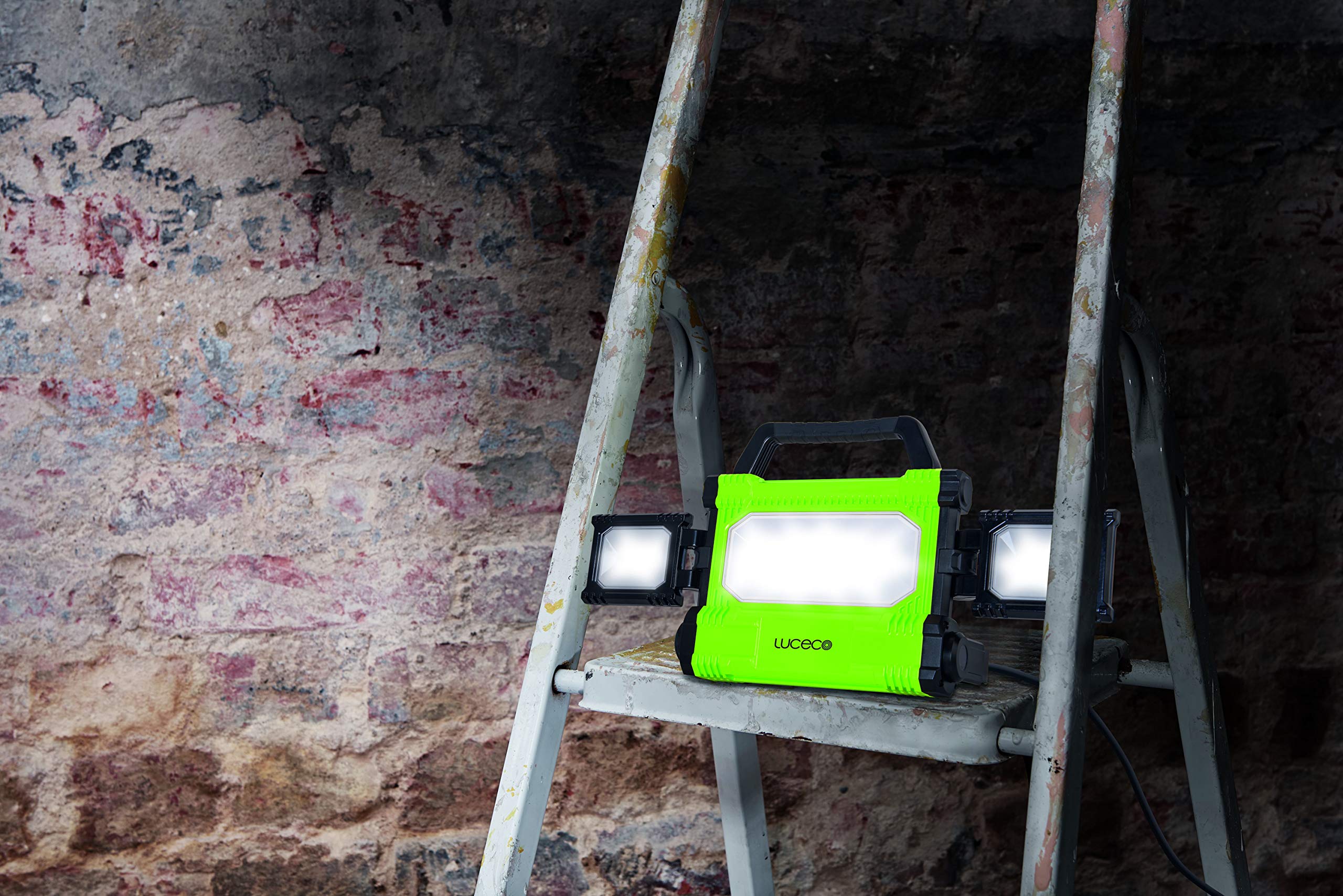 Luceco Luce da lavoro multidirezionale a LED con maniglia per il trasporto e luci laterali pieghevoli, 50 Watt, nero e verde