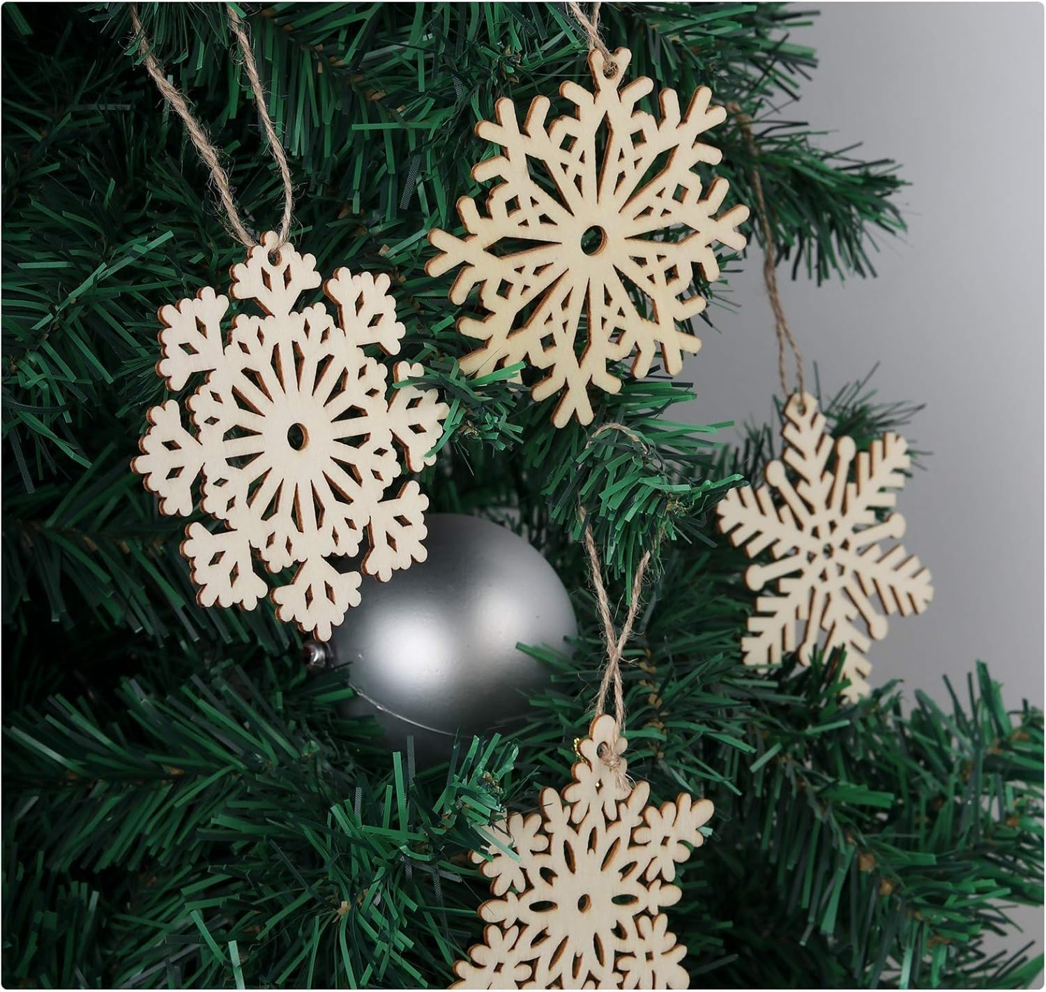 ilauke 30 Copos de Nieve de Madera, 10 Estilos Ahuecados Con Cuerda, Manualidades Adornos Colgantes para Árbol y Decoración de Navidad de Bricolaje