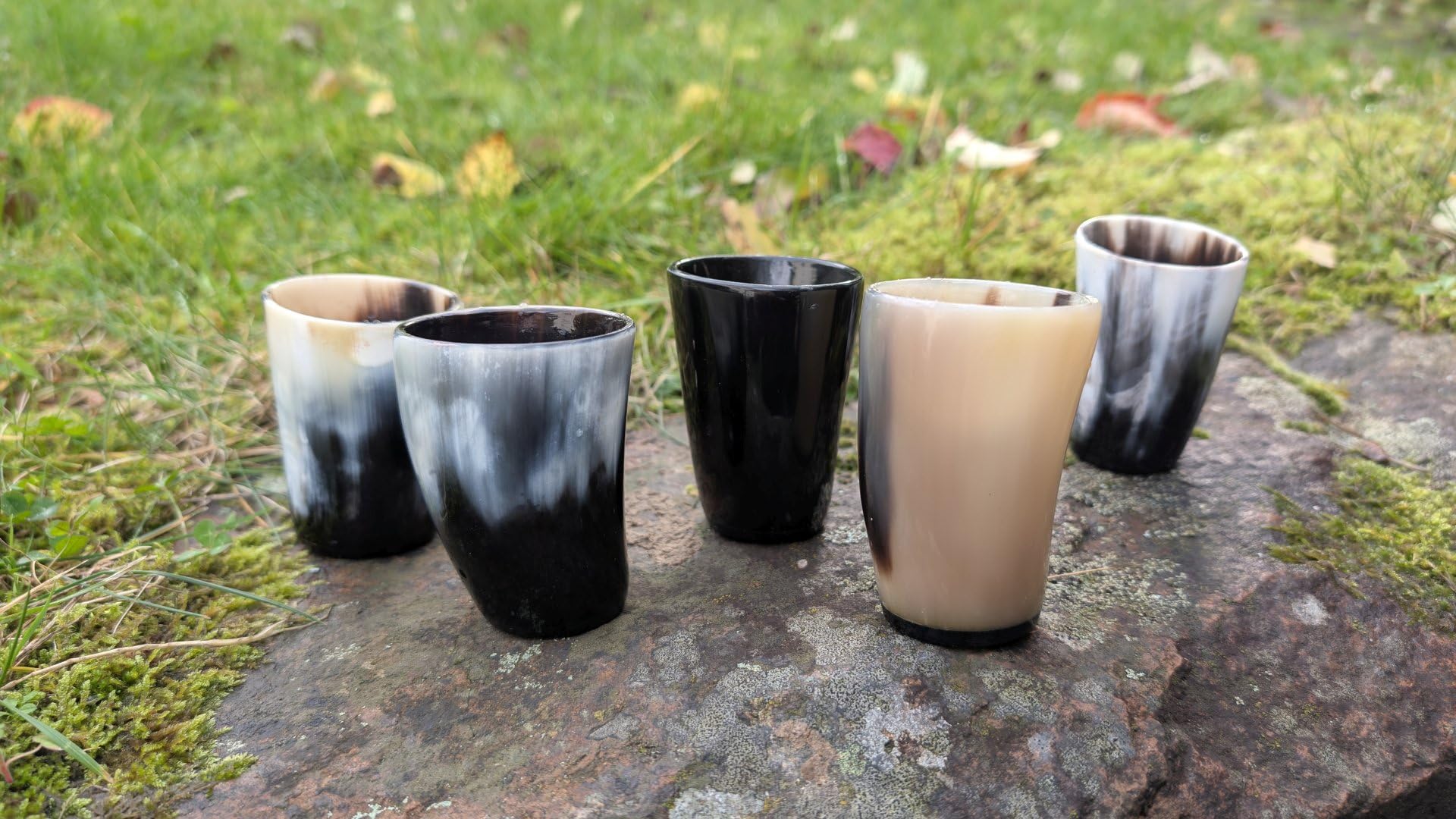 Frera Horn Becher, Traditioneller Trinkbecher aus Horn, Schwarz-Beige Marmoriert, 40-50 ml Fassungsvermögen, Handgefertigt (5 Stück im Set)