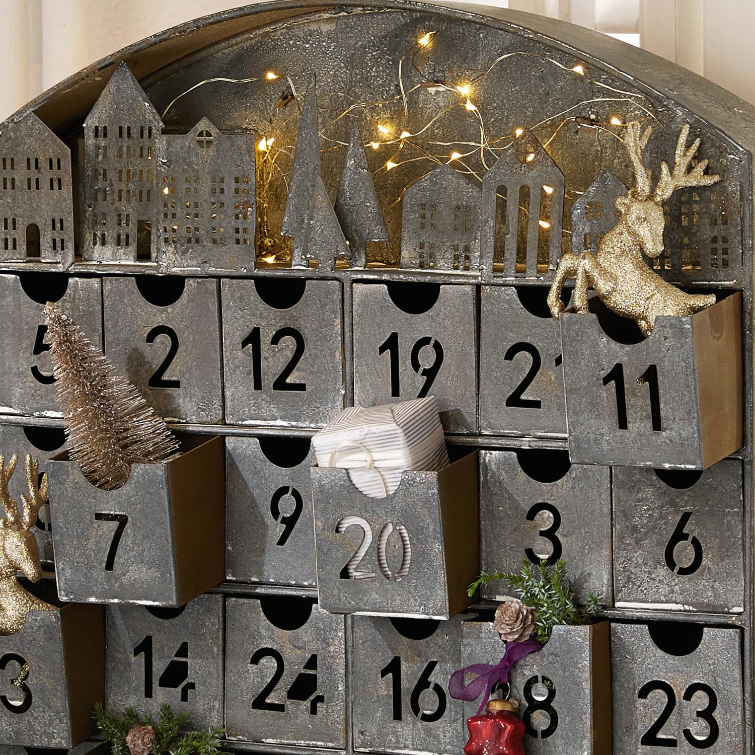 Loberon Adventskalender Léran, zum Selbstbefüllen, mit 30 LEDs, Ausgestanzte Häuschen & Ziffern, Festliches Design, Advent, Weihnachten, Weihnachtsdeko, Eisen, grau