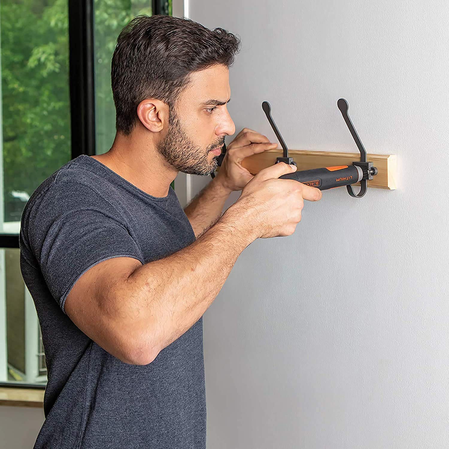 BLACK AND DECKER nowy akumulatorowy śrubokręt litowo-jonowy AI ze sprzęgłem elektrycznym i inteligentnym systemem momentu obrotowego (4 akcesoria)