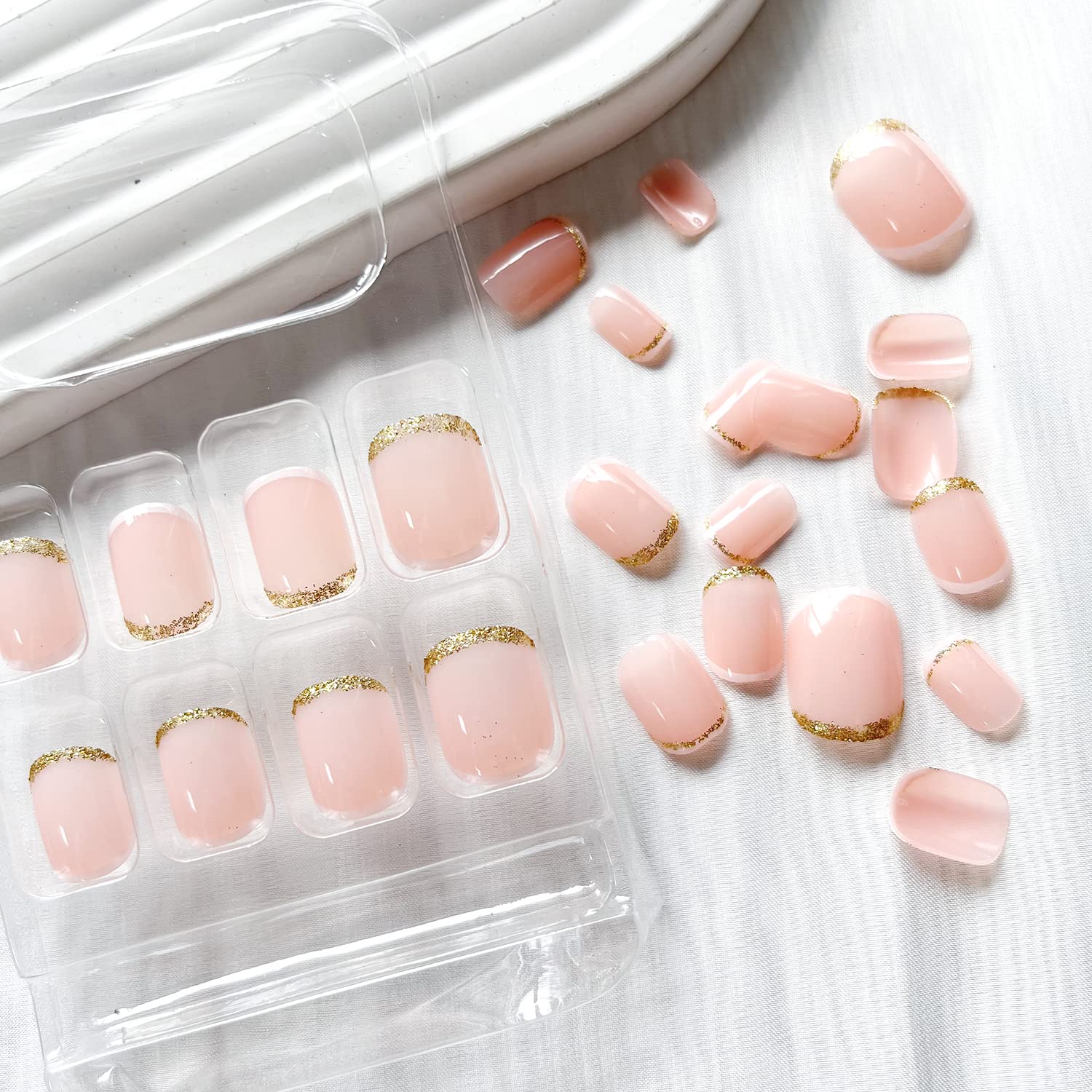 24 uñas postizas cortas, uñas postizas a presión con punta francesa, uñas postizas de cobertura completa con diseños de pegamento brillante en las uñas blancas y doradas, uñas acrílicas rosas 7