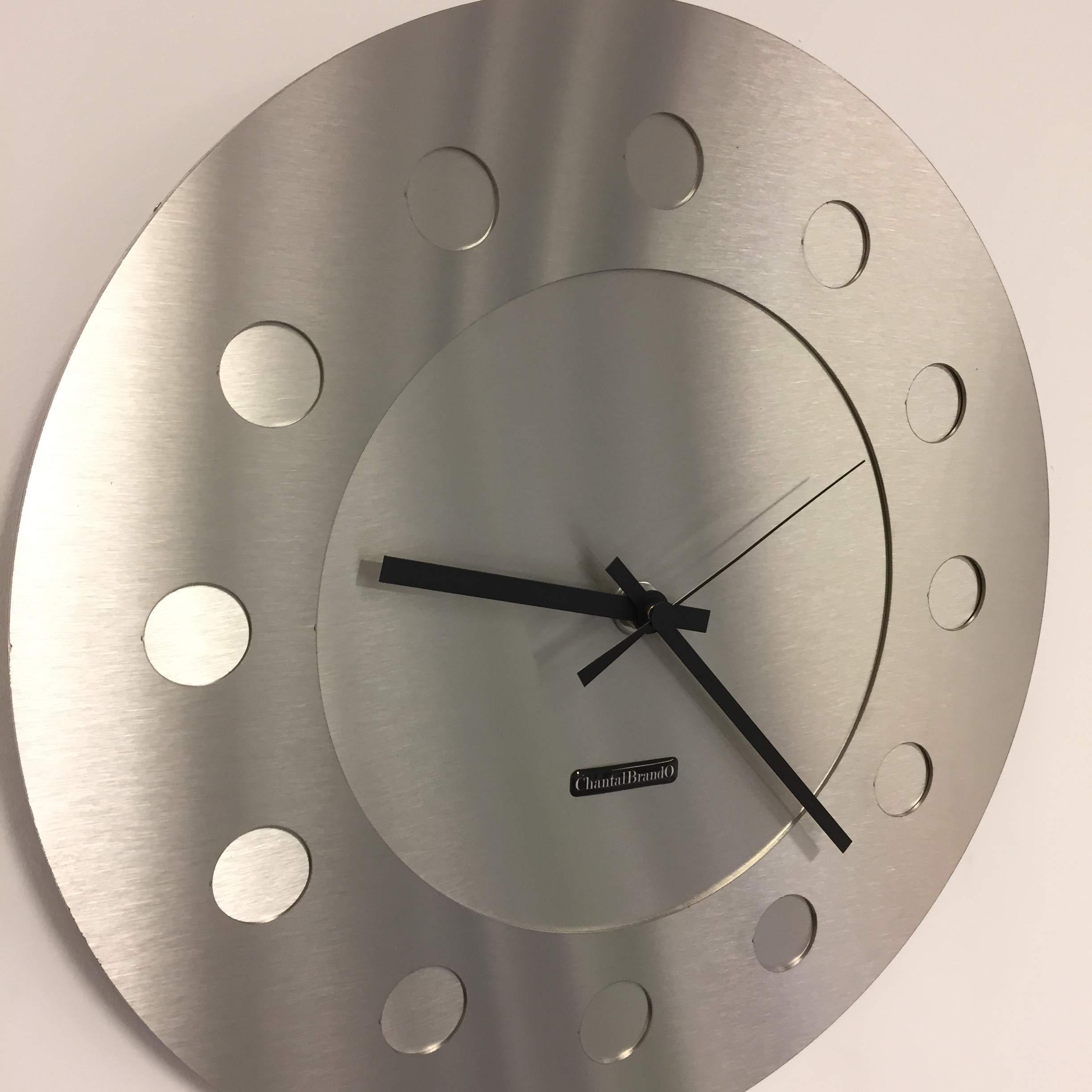 Horloge murale argent Industrial Revolution pour un salon loft moderne