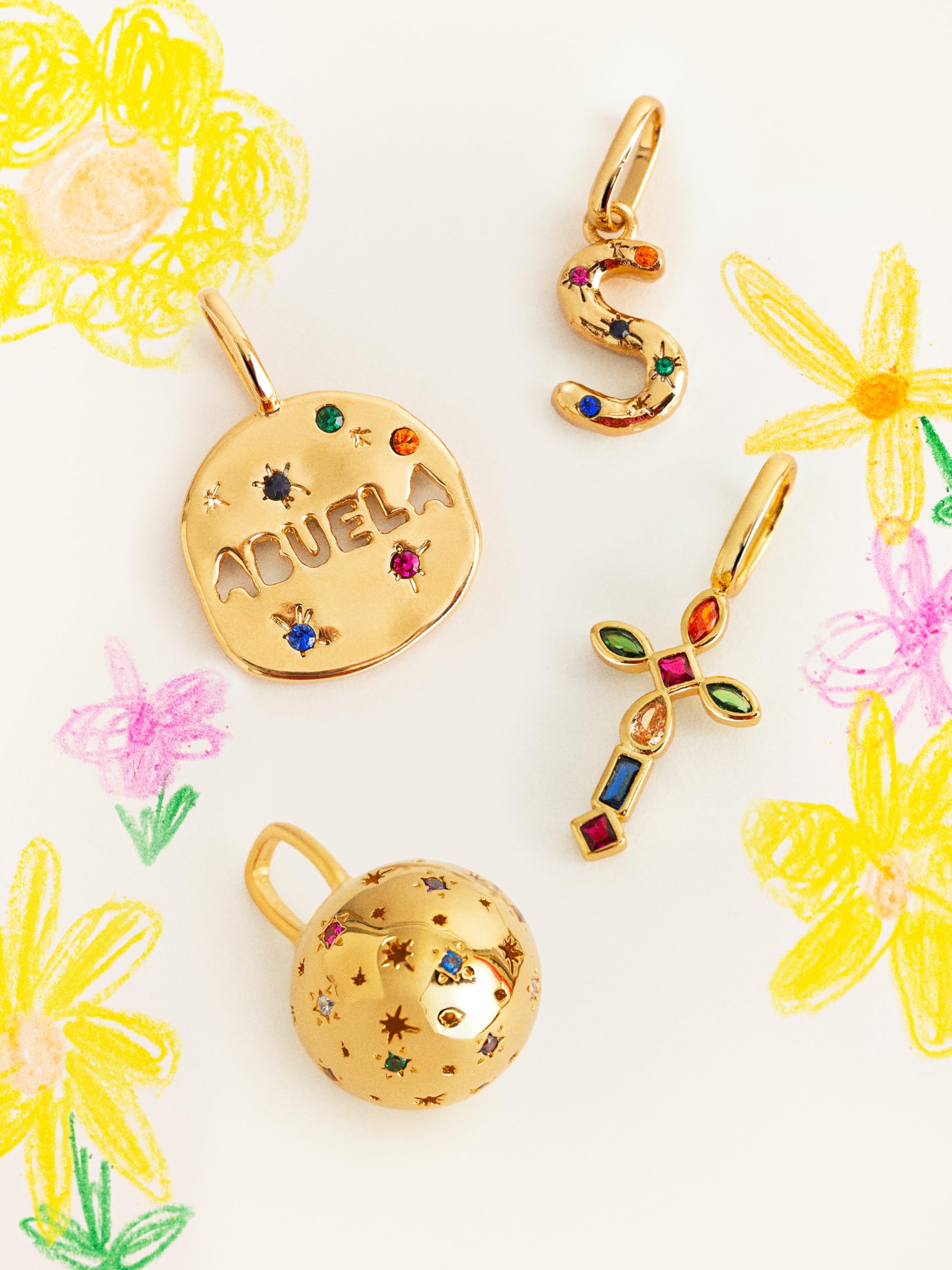 SINGULARU - Charm Llamador de Ángeles. Latón con Baño en Oro de 18 Kt y Circonita. Joyas Para Mujer.