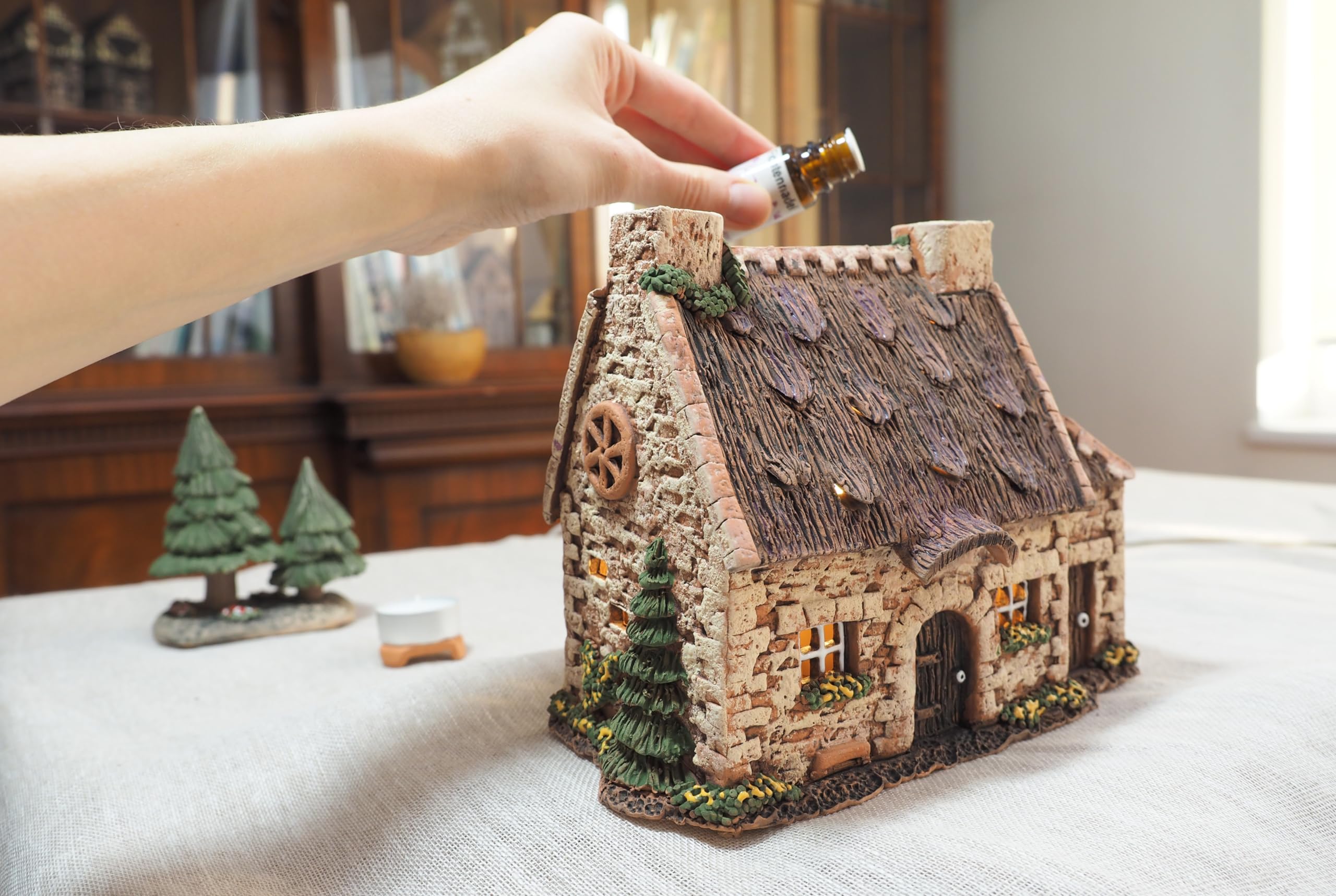 Ceramiczny domek świetlny, rękodzieło, miniaturka artystyczna, stary tradycyjny dom bretoński, Francja, C229AR