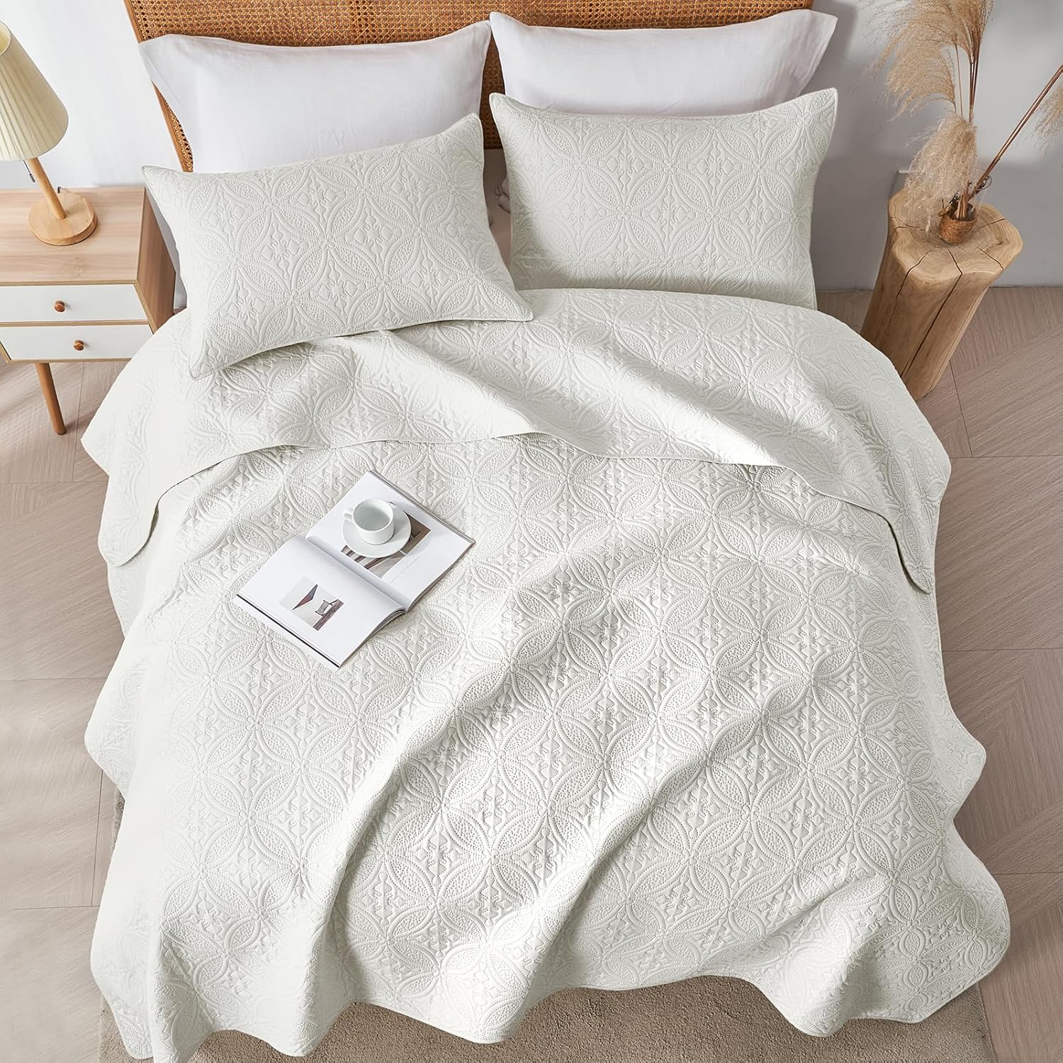 WURUIBO King/Cal King Quilt Set Cream, Microfiber Lightweight Bedspreads, Ultrasonic Embossed Solid Coverlet, Thin Bedding Set for All Season, Soft Breathable Bed Cover(1 Quilt, 2 Pillow Shams)