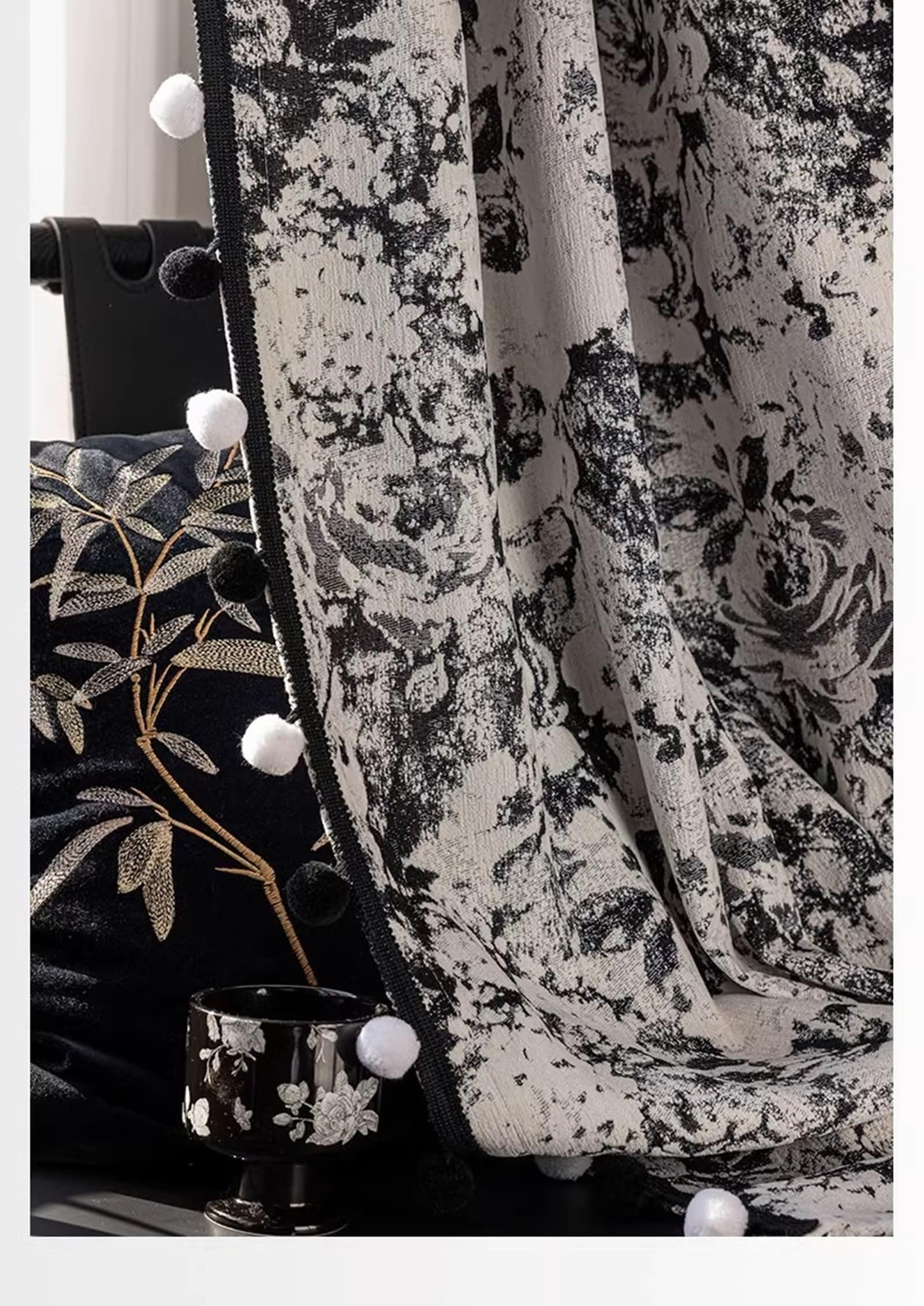Lot de 2 Rideau Occultant Fenetre, Rideaux Isolants Thermiques à Oeillets Motif Jacquard Encre avec Bordure Noir et Boule Velours Rideaux Chambre Salon Gris Noir, 132L x 229H cm