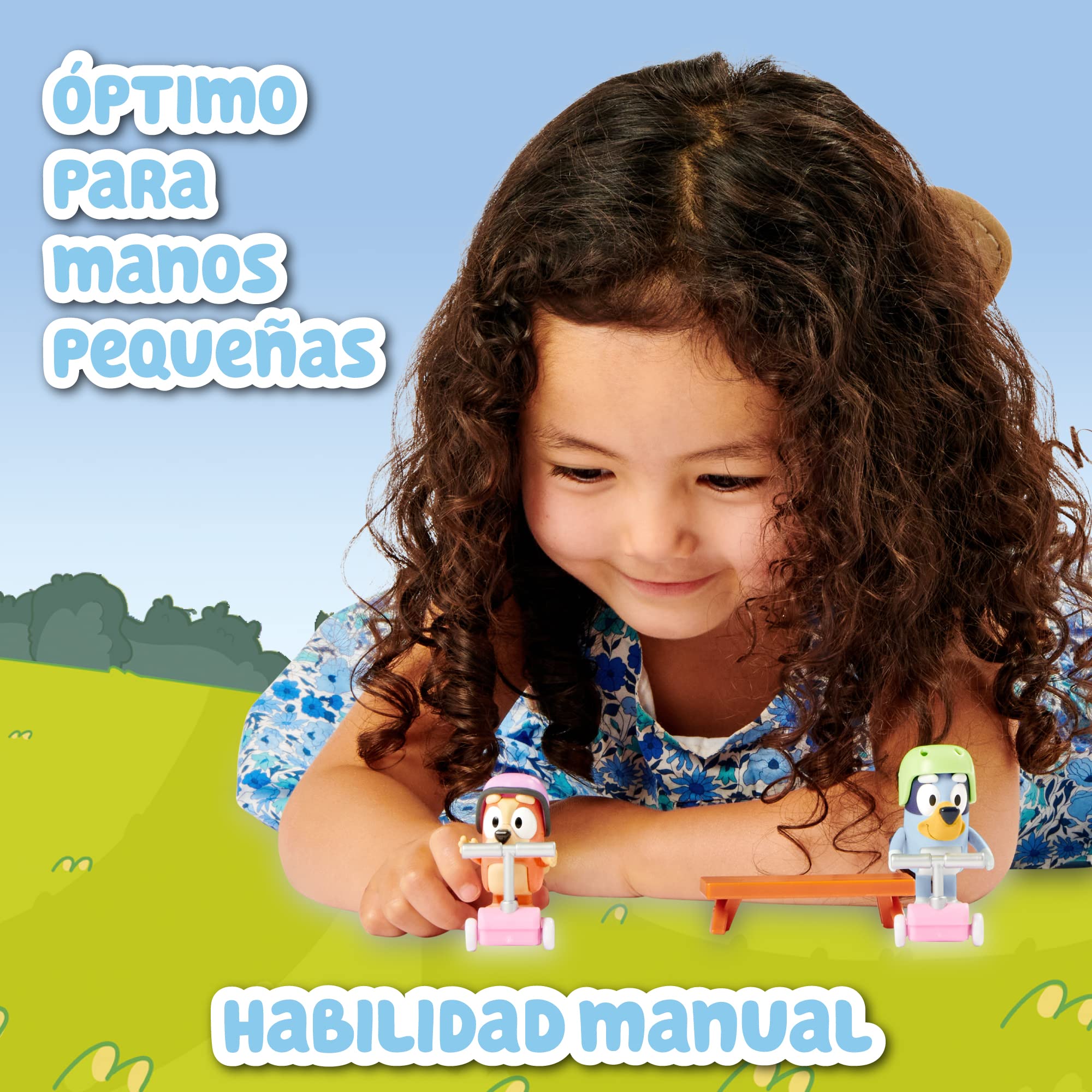 Bluey - Vehículos Scooters, con 2 Figuras de los protagonistas de la Serie, Bingo la Hermana de Blue, y de Accesorios 2 patinetes Scooter con Ruedas y 2 Cascos, +3 años de Edad, Famosa (BLY12100)