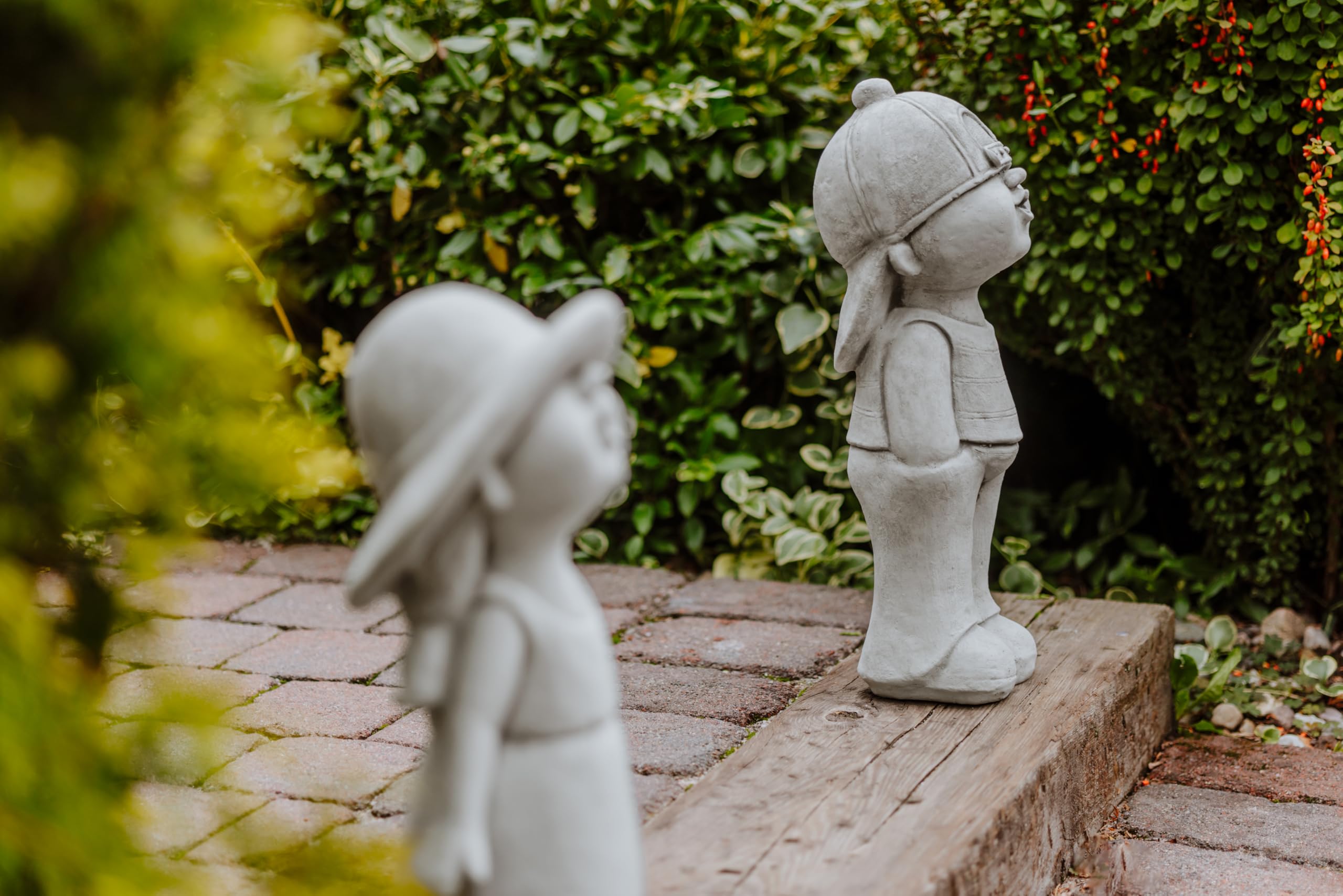 gartendekoparadies.de Jungen Figur, Steinfigur H. 52 cm, 16 kg, Grau, frostsicher aus Steinguss für Außenbereich