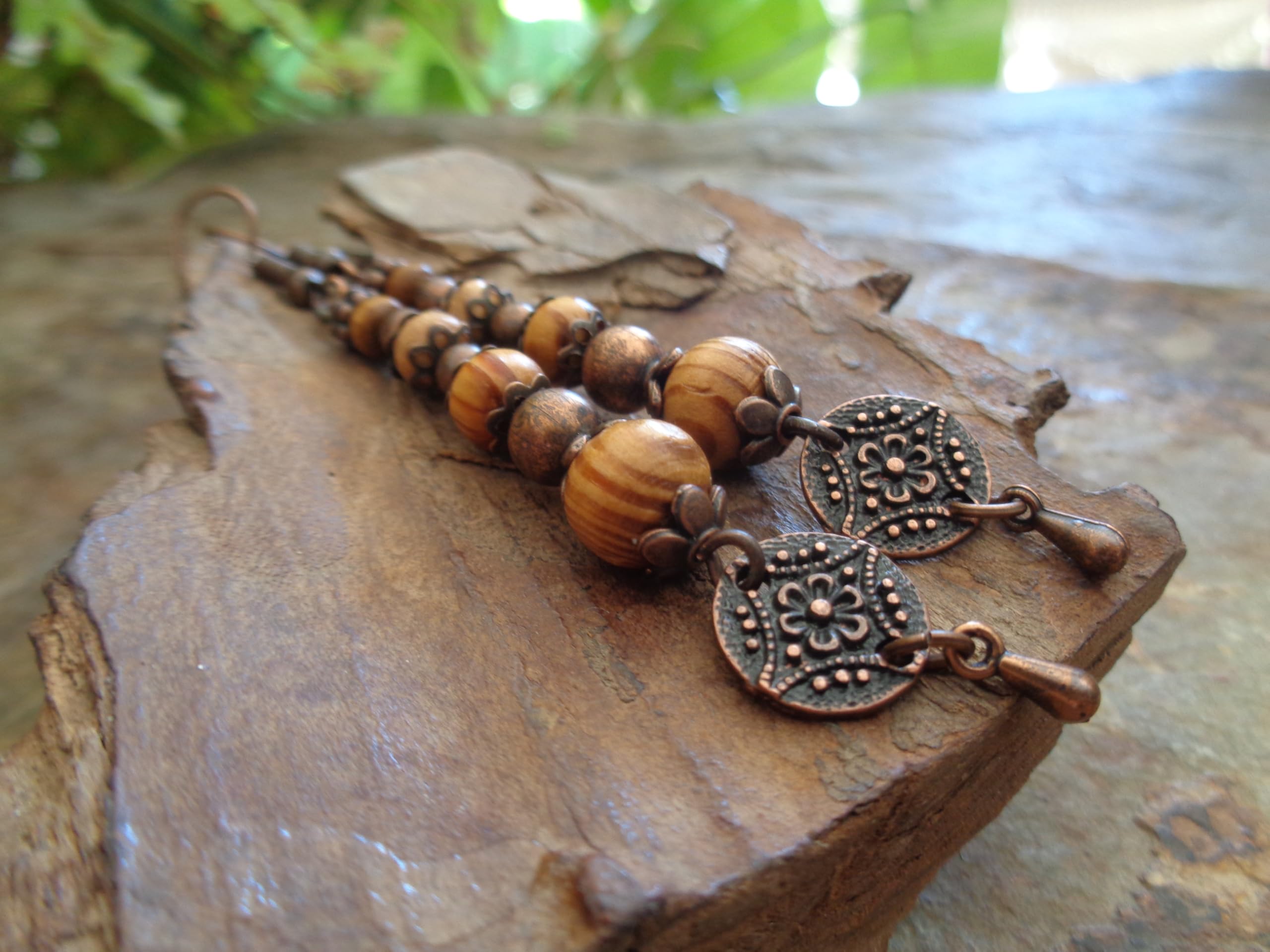 ⊹⊱✿❃ ORECCHINI LUNGHI CON DISCO FLOREALE E RADICE DI RAME E PENDENTI ❃ ✿⊰⊹ orecchini lunghi con perline di legno e pendenti nei colori del rame