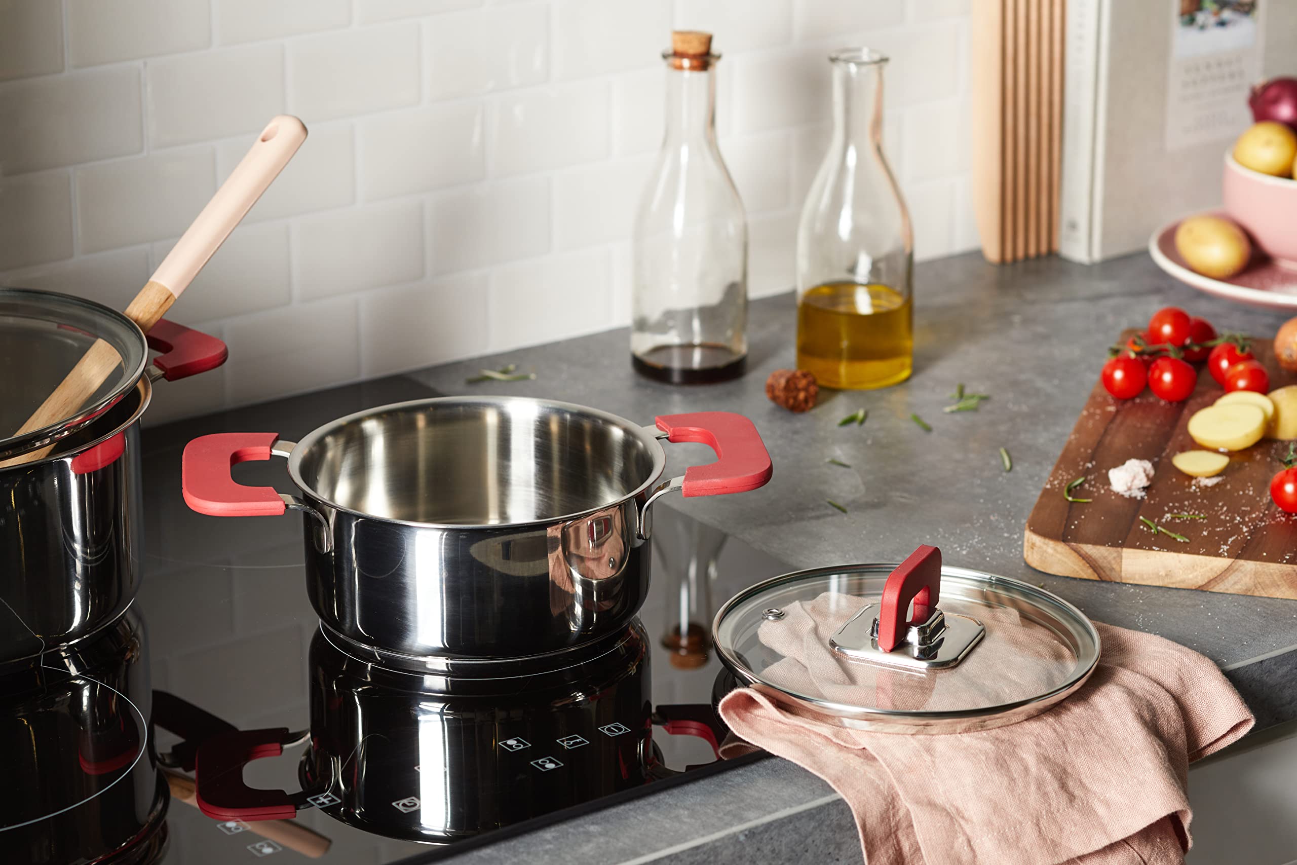 Amazon Basics Batterie de Cuisine à Induction 3 Pièces en Acier Inoxydable - avec Couvercle Empilable, Poignée au Toucher Doux - 16/20/24 cm