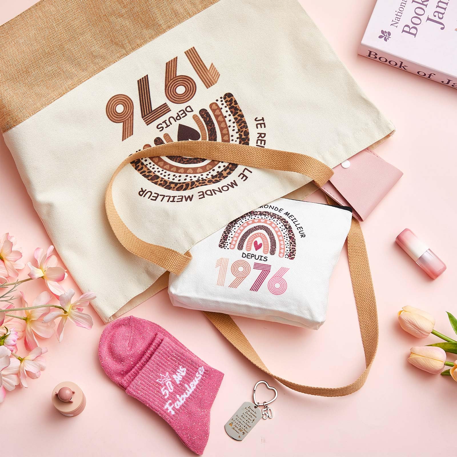 Jadive Coffret Cadeau Anniversaire Femme 50 Ans avec Trousse à Maquillage, Sac Cabas, Chaussettes et Porte-Clés 1976 – Idée Cadeau Originale pour Femme Née en 1976