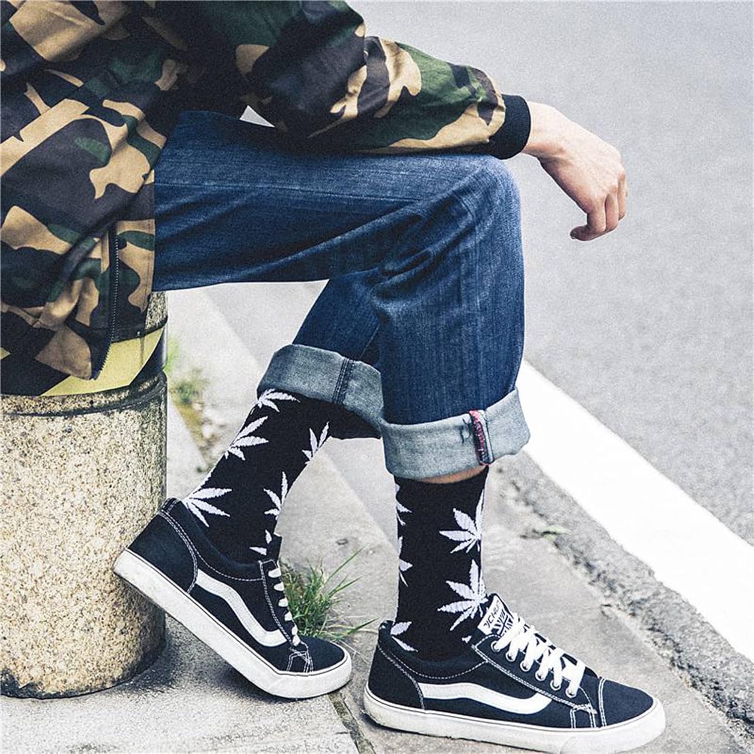 UTTPLL Winter Socks for Men Women Marijuana Weed Leaf Printed Cotton Crew Boot Scoks Maple Leaf Athletic Hiking Socks