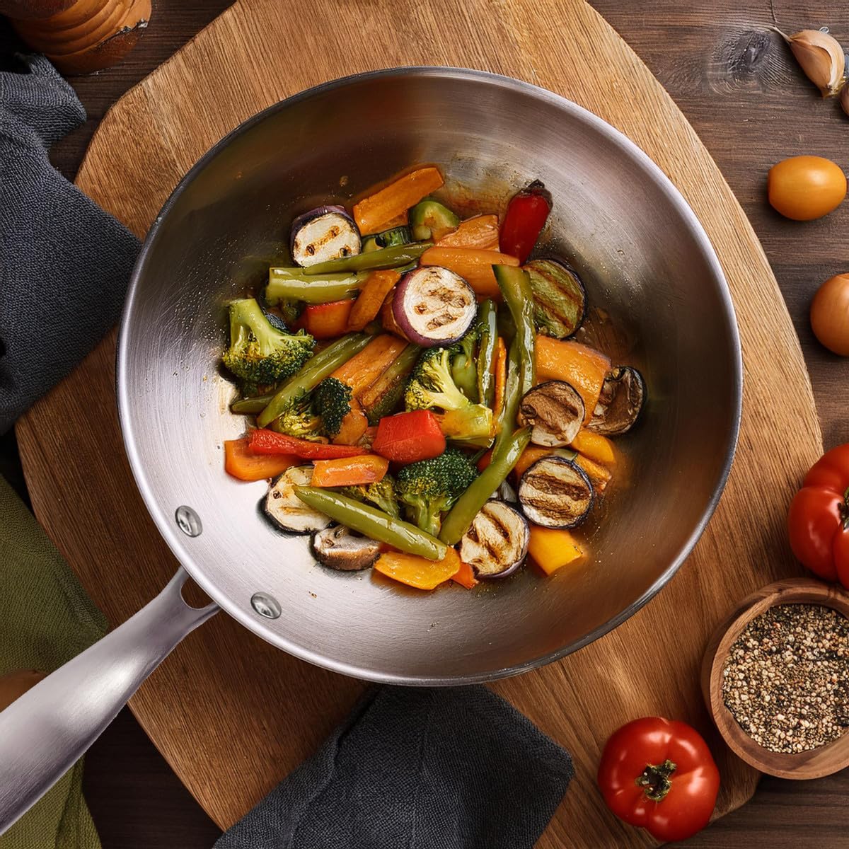 Cuisinox - Gourmet - Wok 28 cm inox - Triply - Compatible tous feux dont induction - Acier Inoxydable 18/1 - Finition Satinée - Poignée Fixe - Sans PFAS, PTFE, PFOA - Made in France