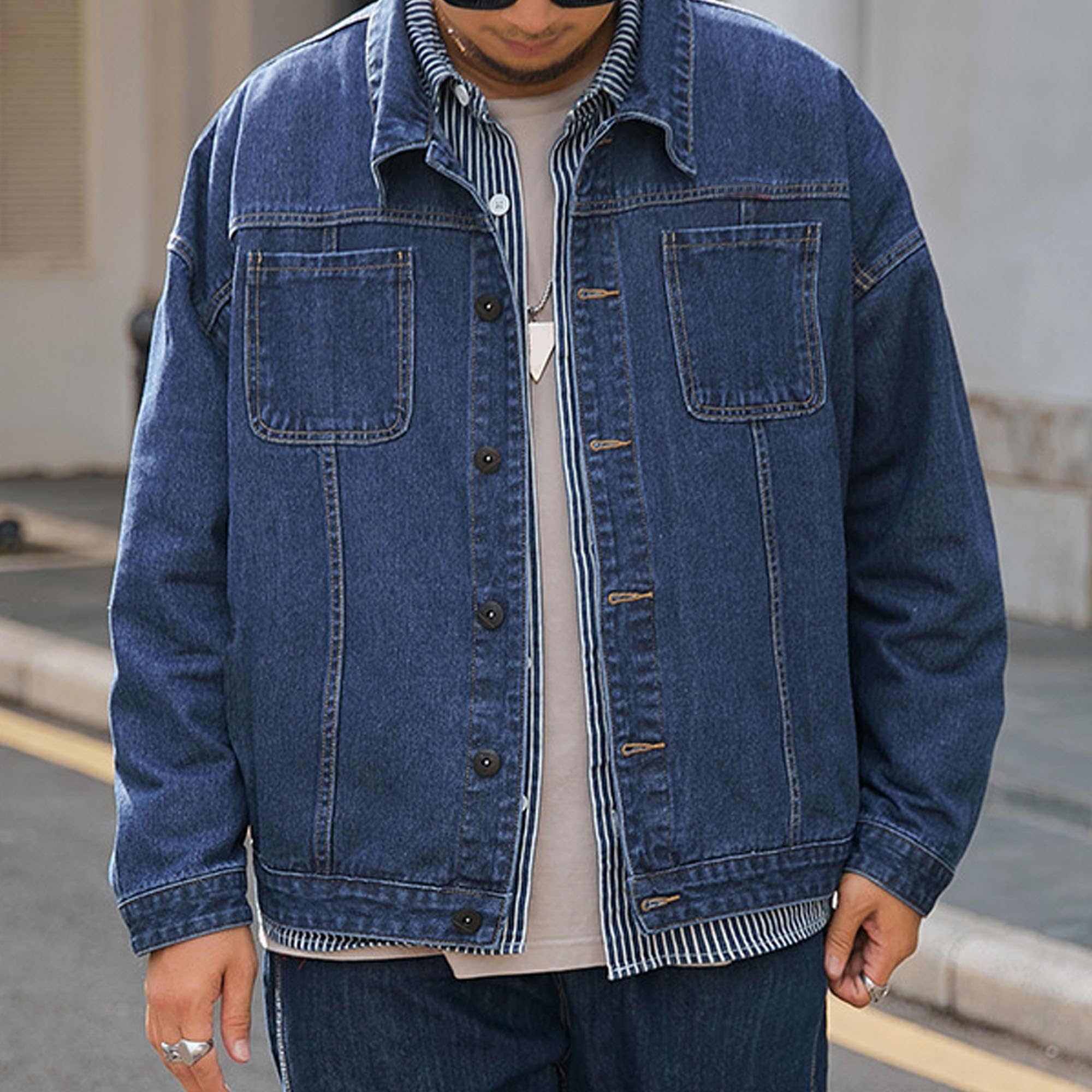 Giacca in jeans da uomo di ispirazione vintage con bottoni | Colletto da camionista con risvolto, doppie tasche frontali, taglie comode, vestibilità larga, giacca di jeans oversize per
