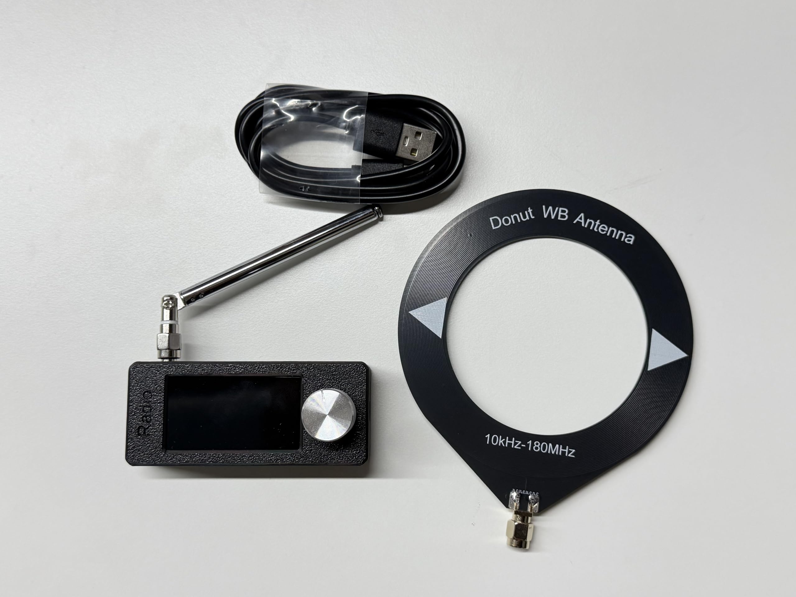Raddy Mini Radio DSP Todo Banda con Chip Si4732, FM/SW/MW/VHF/CB con LSB/USB, Amplif. Auriculares, Tamaño Bolsillo Pantalla 1,9", Antenas Telescópica y Donut, Firmware Actualizable | Modos LSB/USB, pantalla a color de 1.9 pulgadas, amplificador de auricul