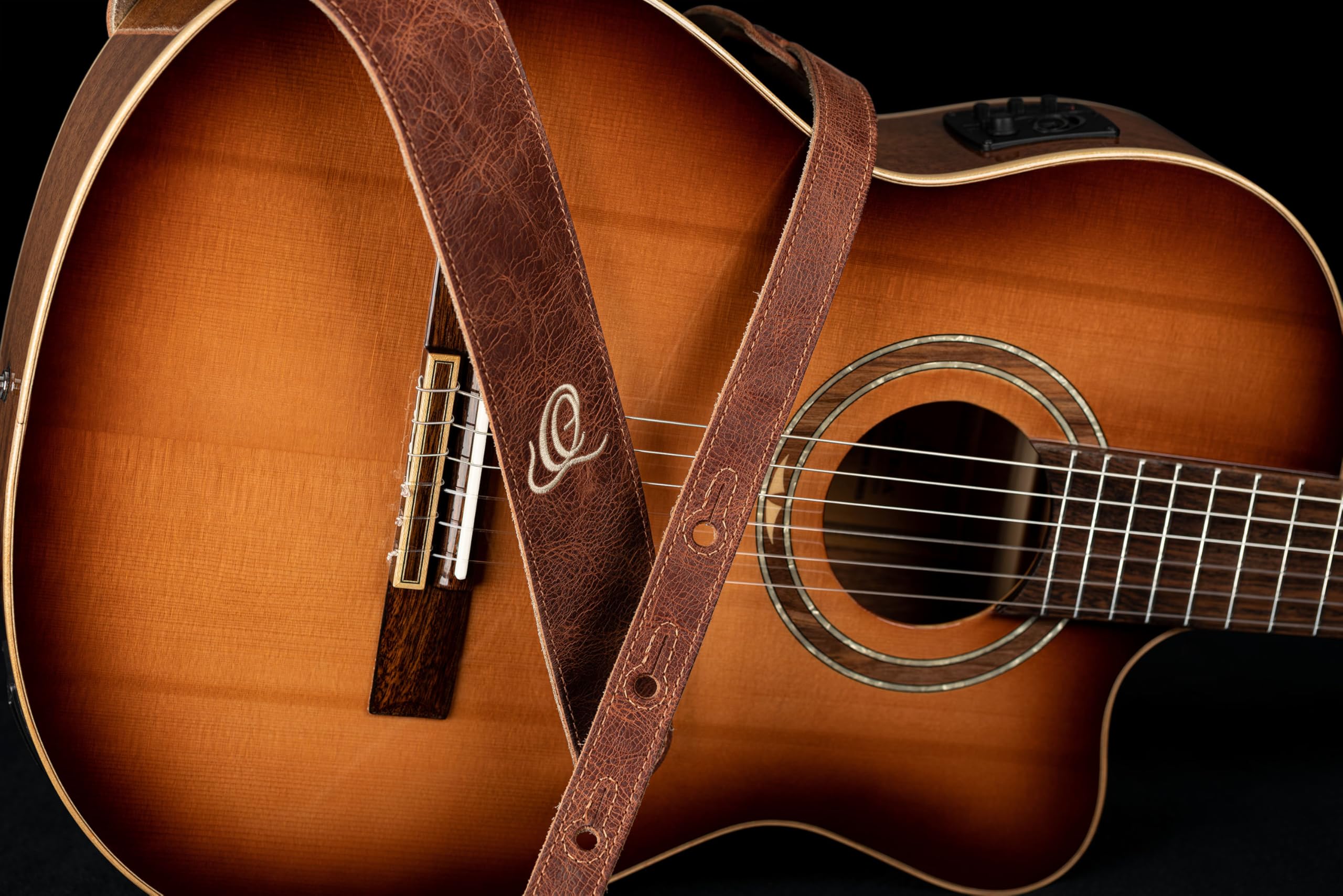 Ortega Guitars Tracolla per Chitarra Regolabile – Chitarra Acustica / Elettrica, Basso Acustico / Elettrico – Suede Series – Pelle Scamosciata, Caramel (OSSU-30)