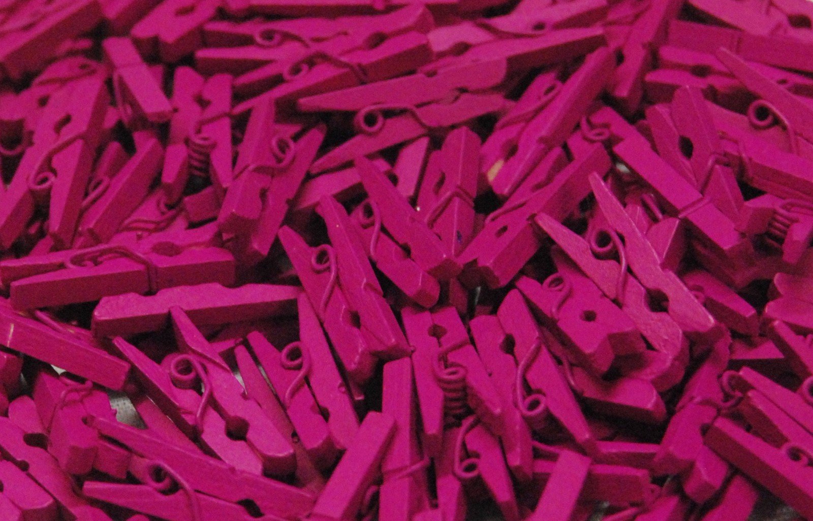 celloexpress Cerise 25mm Mini Wooden Craft Pegs - Scrapbooking, Display Photos & Keepsakes (Pack of 100)