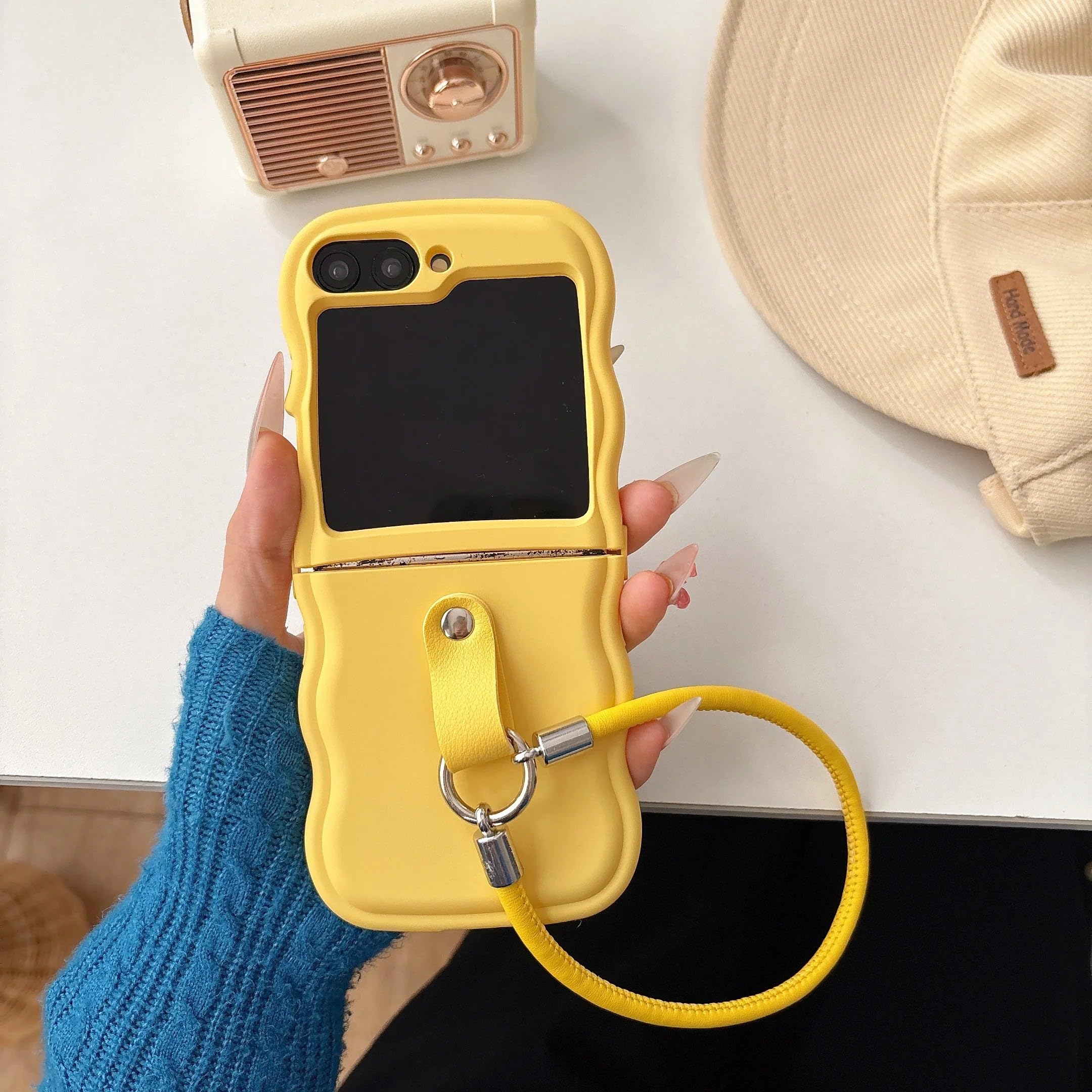 Coque Galaxy Z Flip4 jaune avec dragonne intégrée de protection