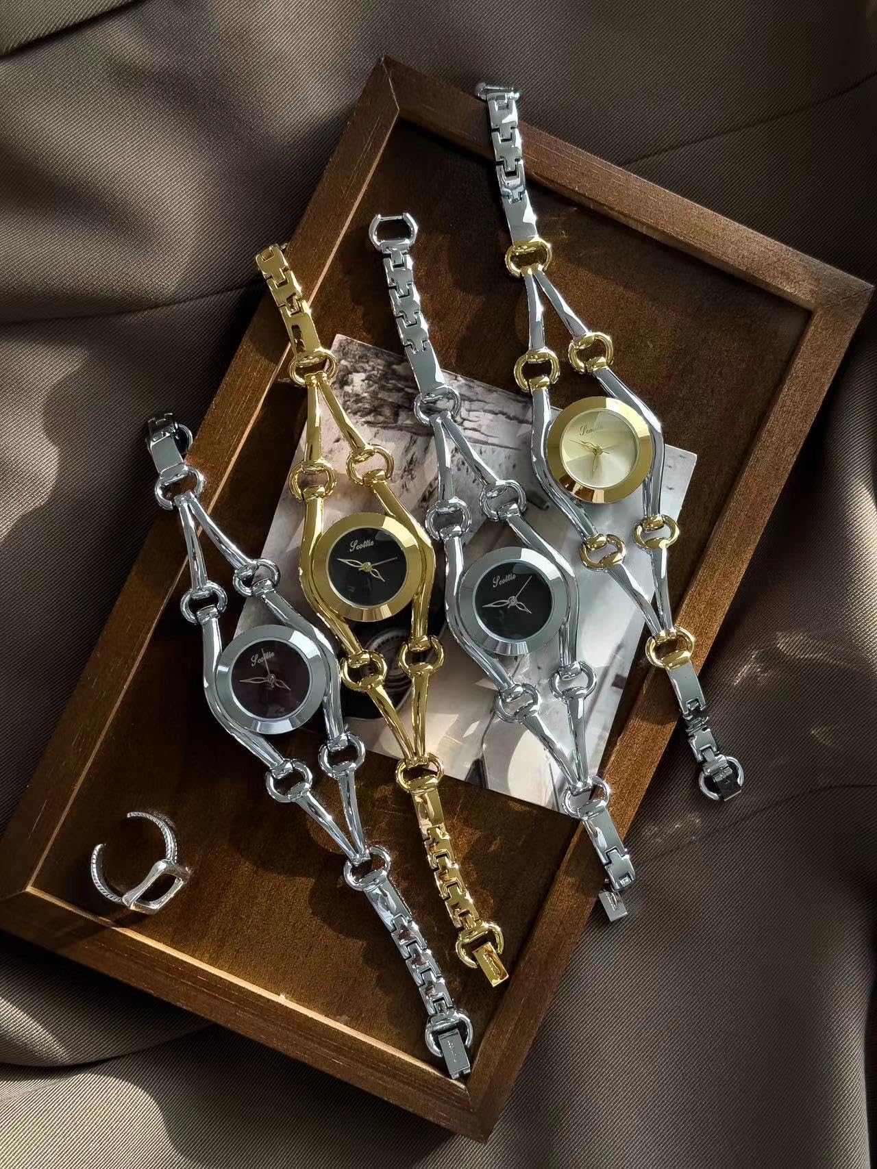 PASOY Reloj minimalista de lujo para mujer, pulsera de acero inoxidable, elegante diseño inspirado en joyas, impermeable, reloj de pulsera de moda para mujer, plateado, dorado
