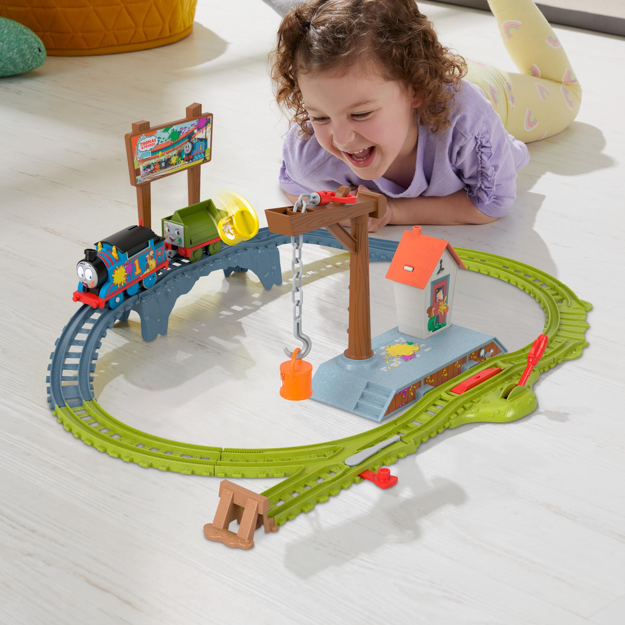 Thomas y sus amigos Reparto de pintura, Set de juego con locomotora motorizada, vagón y vías para tren de juguete, 15 piezas, juguete regalo para niños y niñas +3 años, HTN34