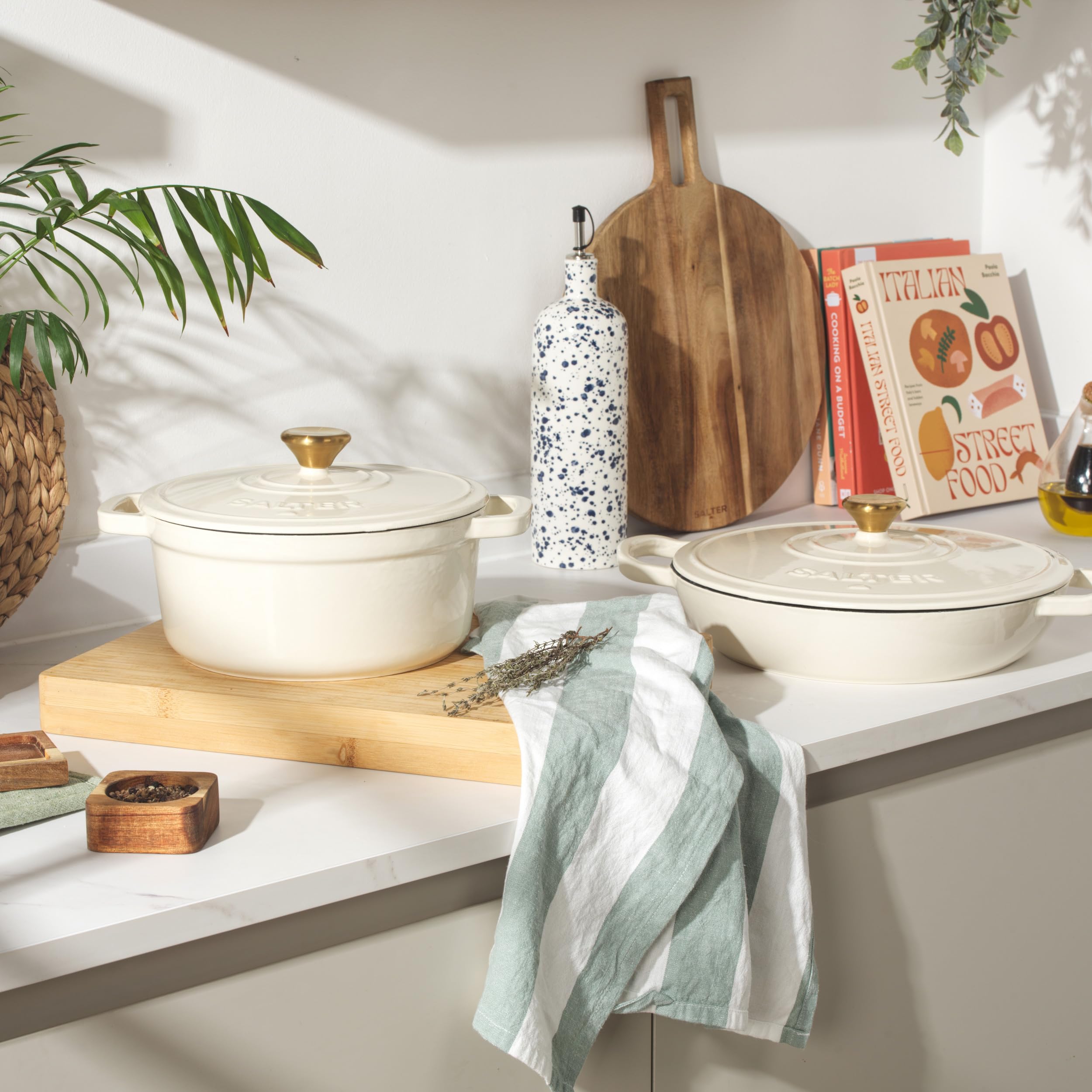 Salter Chester Casseruola in Ghisa – Crema, 24CM, Autoinnaffiante, Forno Olandese, Cucina da Piano a Forno, Tutti i Tipi di Piano Inclusa Induzione, 3.4L, Senza PFAS, Ritenzione del Calore