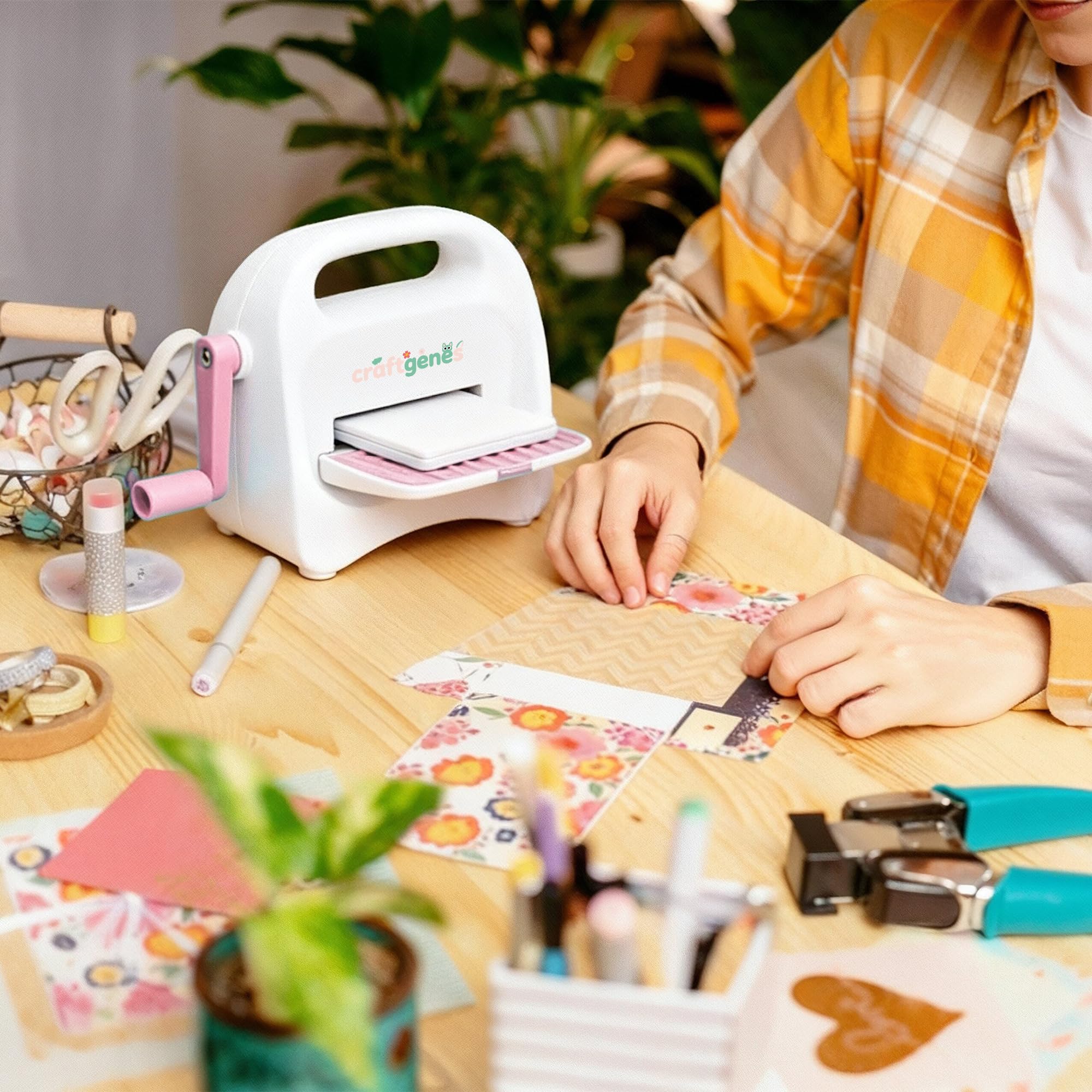 CraftGenes Mini machine de découpe et de gaufrage avec kit de démarrage, fente d'alimentation de 8,5 cm pour papier de 7,6 cm, comprend 24 accessoires pour loisirs créatifs, fabrication de cartes et