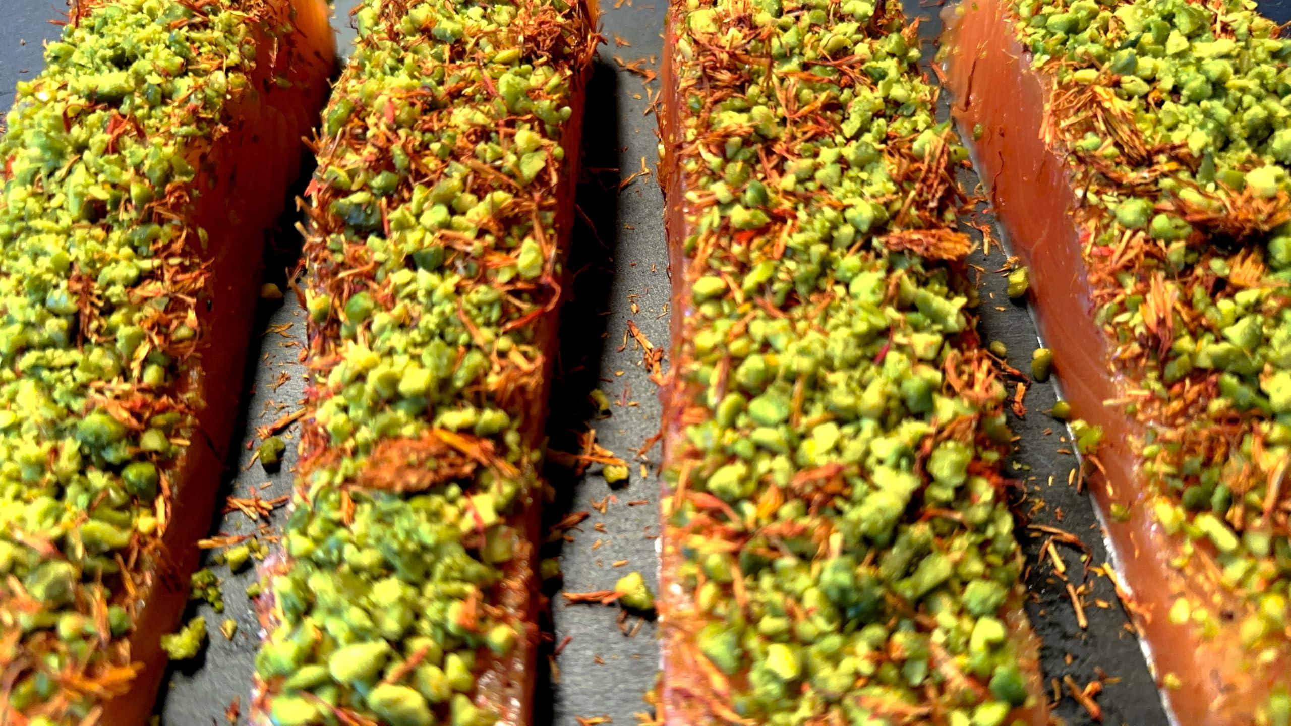 Dubai Graved Lachs mit Pistazien und Safranblüten