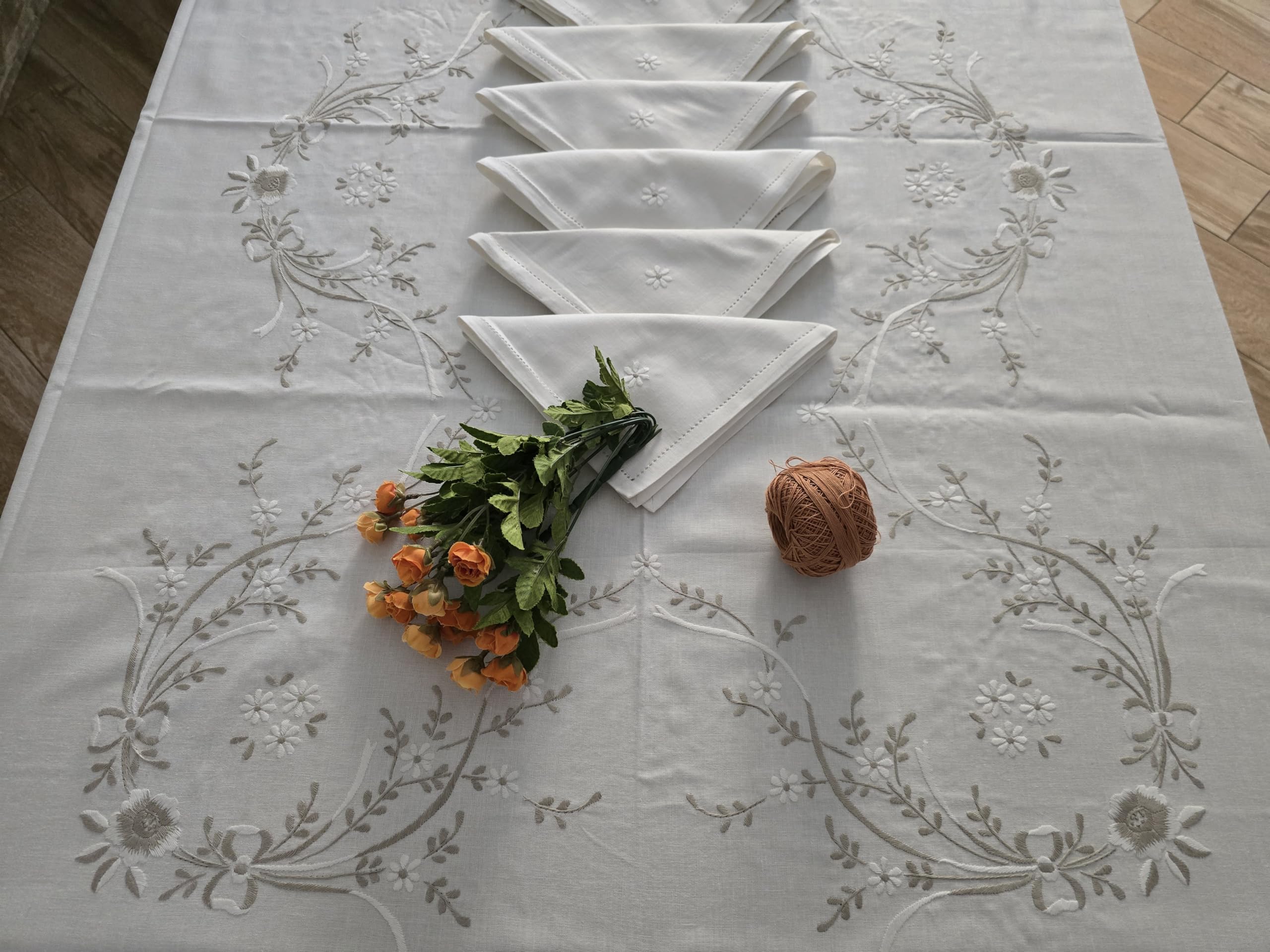 Handbestickte Tischdecke aus Leinen-Mischgewebe, 12 Plätze, Stickerei