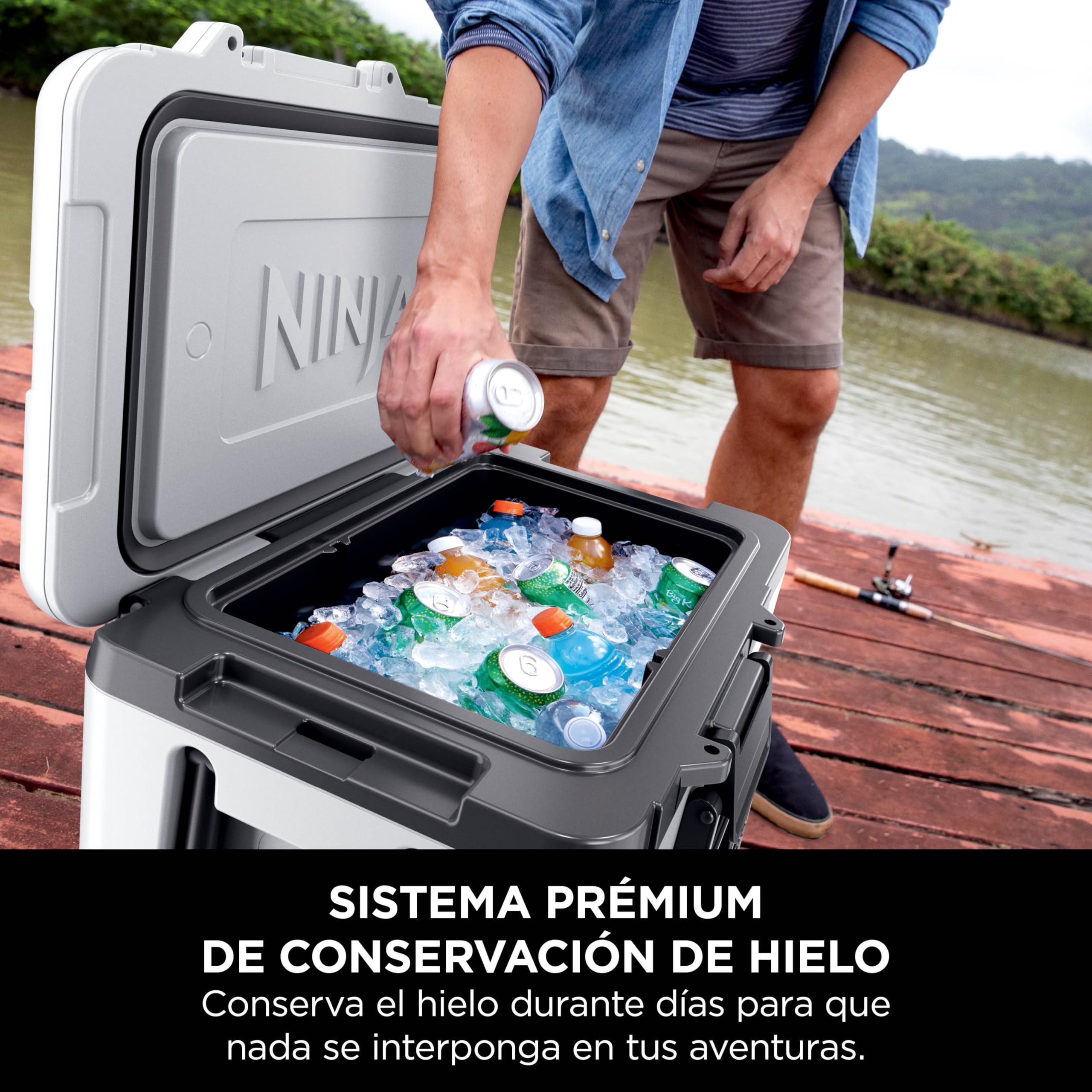 Ninja FrostVault, Nevera Portátil Rígida, Blanco Nube, FB245EUWH | Con Ruedas y Cajón Dry Zone Integrado a Temperatura de Frigorífico, Mantiene el Hielo durante Días, Capacidad para 68 Latas