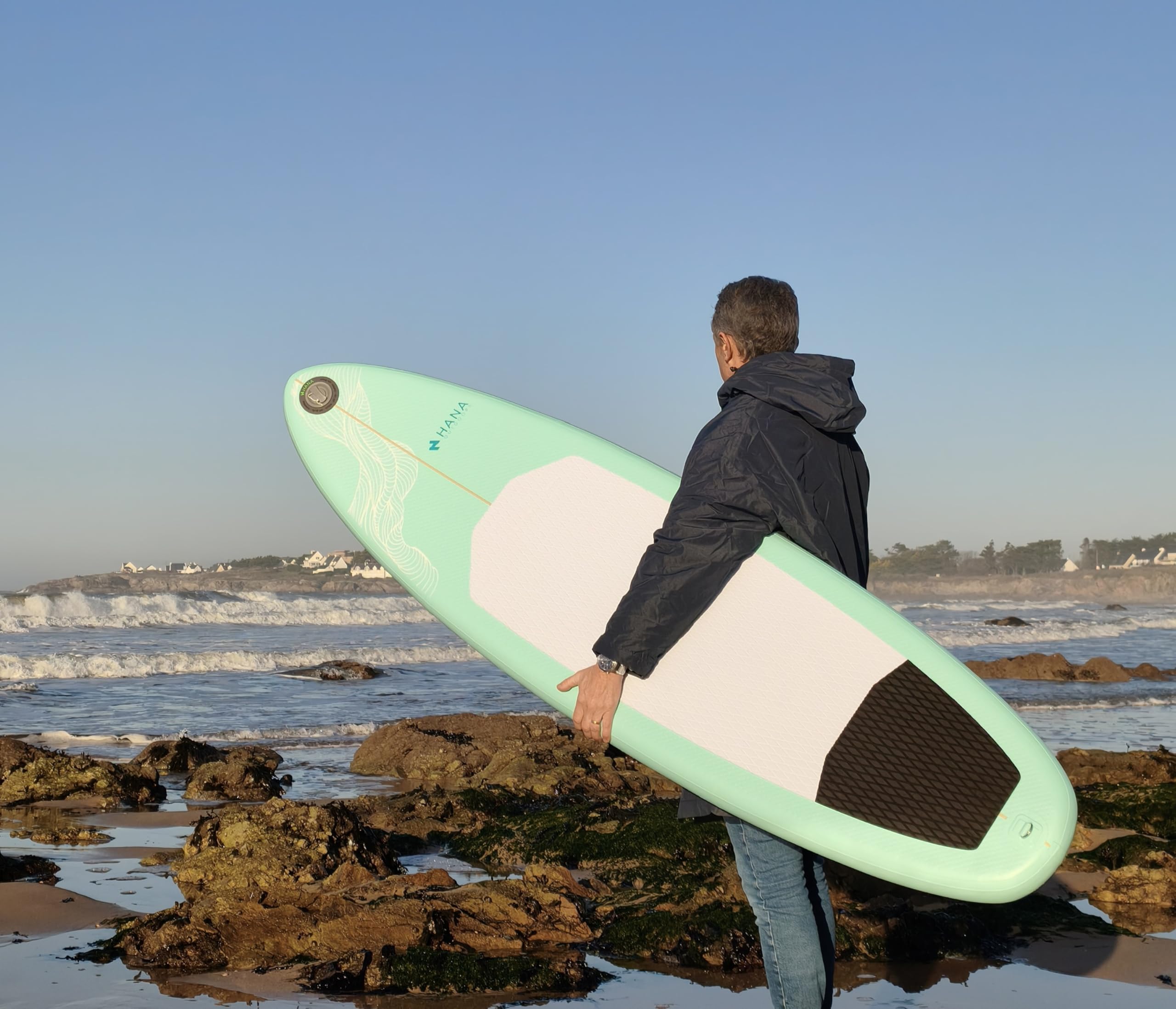 HANA Planche de Surf Gonflable 6'6 Premium | Polyvalente & Performante | Technologie Ultra-Stitch | Idéale Débutants & Intermédiaires | 65L, Round Tail, Tri-Fin | Sac & Kit Inclus