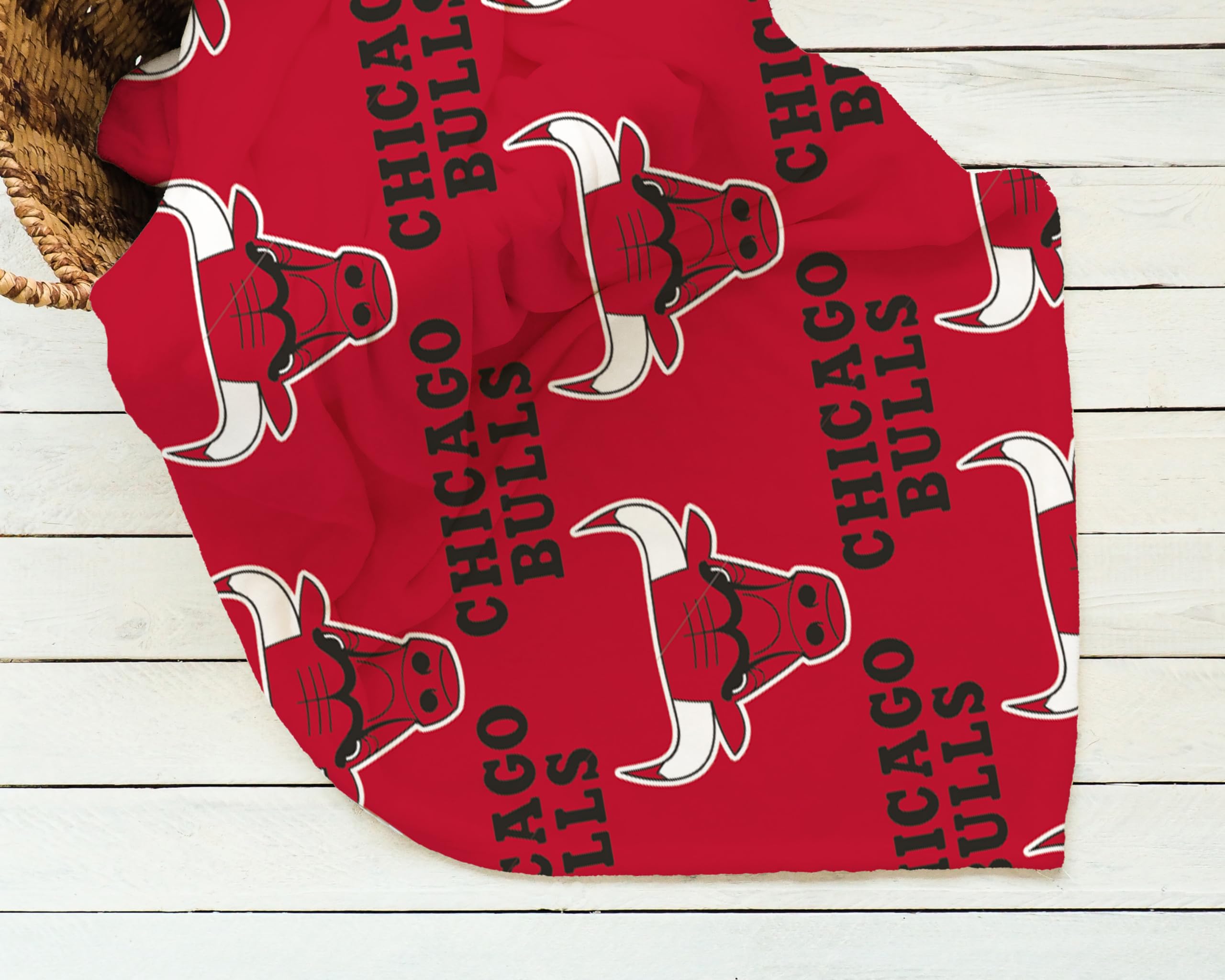 Character World Couverture Polaire Officielle NBA | Super Douce, Motif Chicago Bulls | Chaude et Super Douce au Toucher | Parfaite pour la Maison, la Chambre, Les soirées Pyjama et Le Camping | 100 x