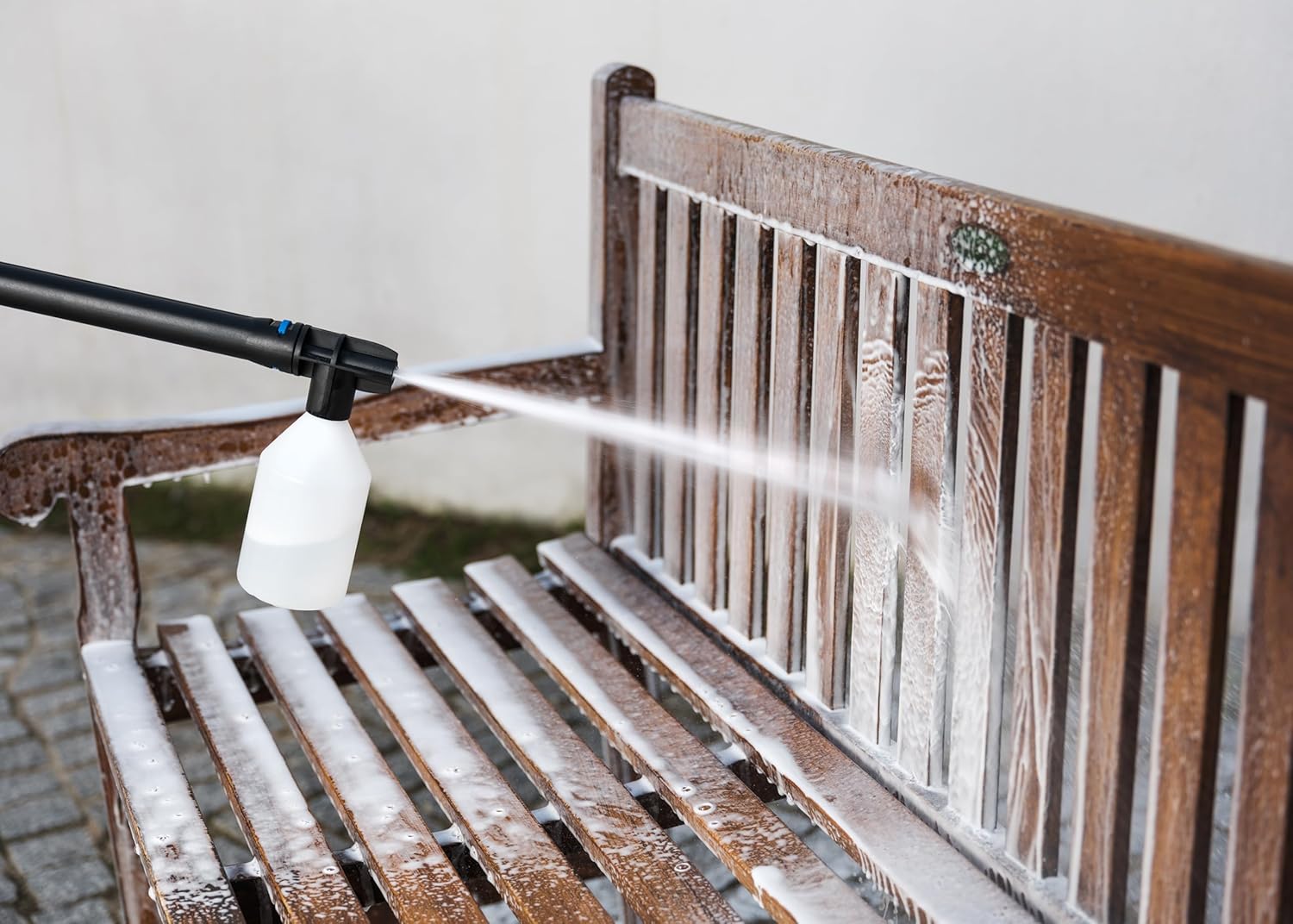 Using foam emitter on a wooden bench