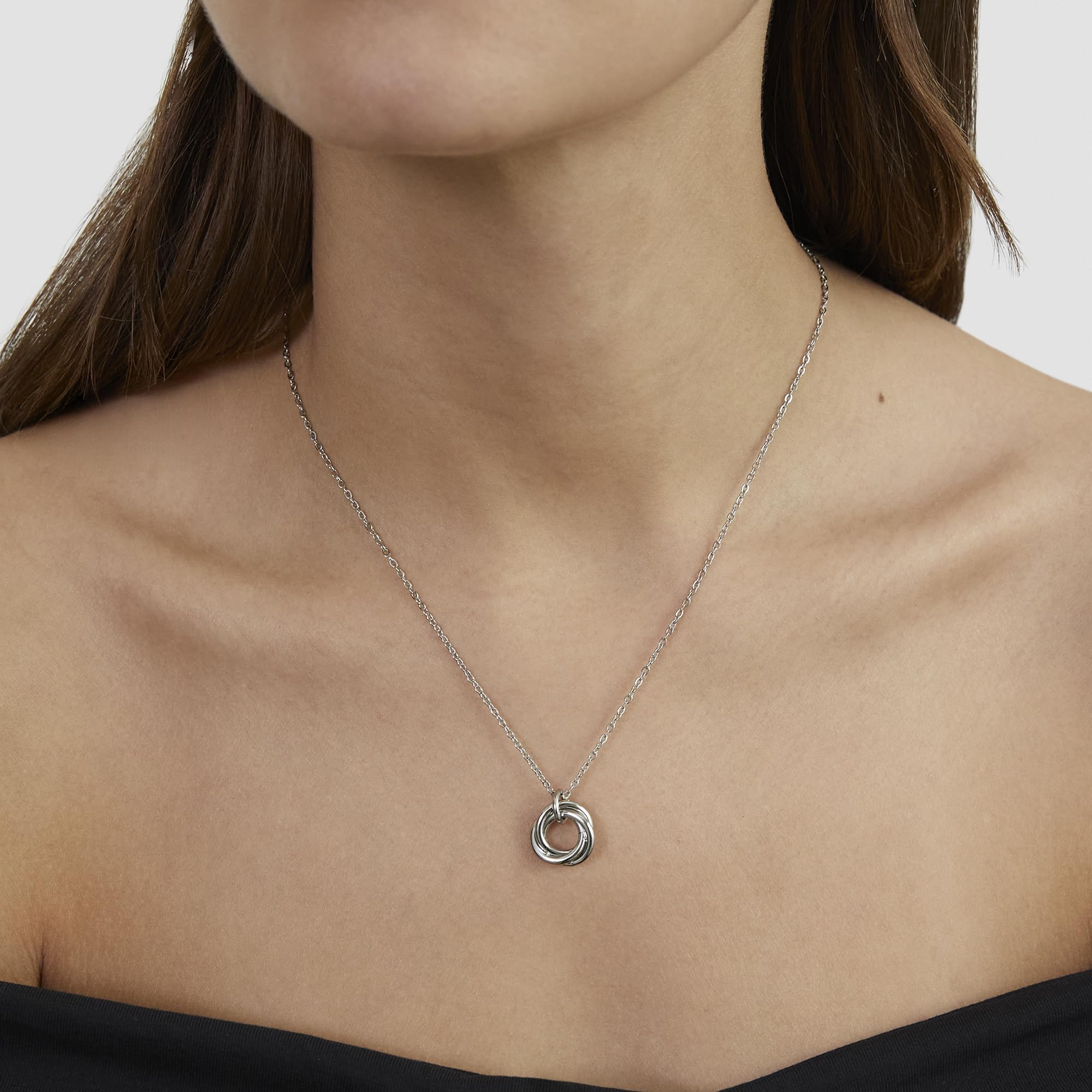 s.Oliver Damen Schmuck – Halsketten, Ohrstecker & Armbänder mit Knoten-Detail aus Edelstahl in verschiedenen Farben – Modern & Stilvoll – Perfekte Geschenkidee