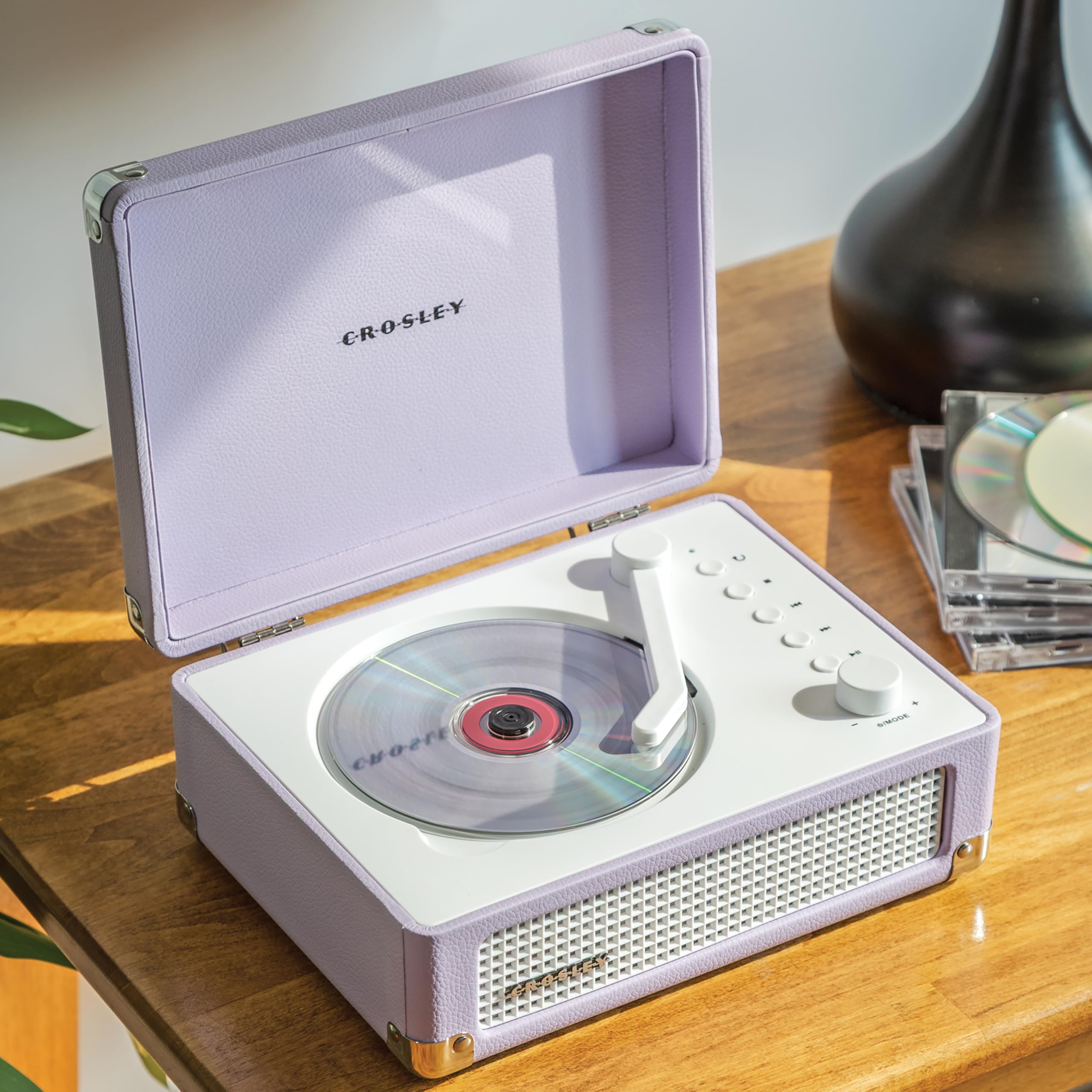 Crosley CR3505A-LN Cruiser Retro tragbarer CD-Player mit Stereo-Bluetooth-Lautsprechern und FM-Radio, Lavendel