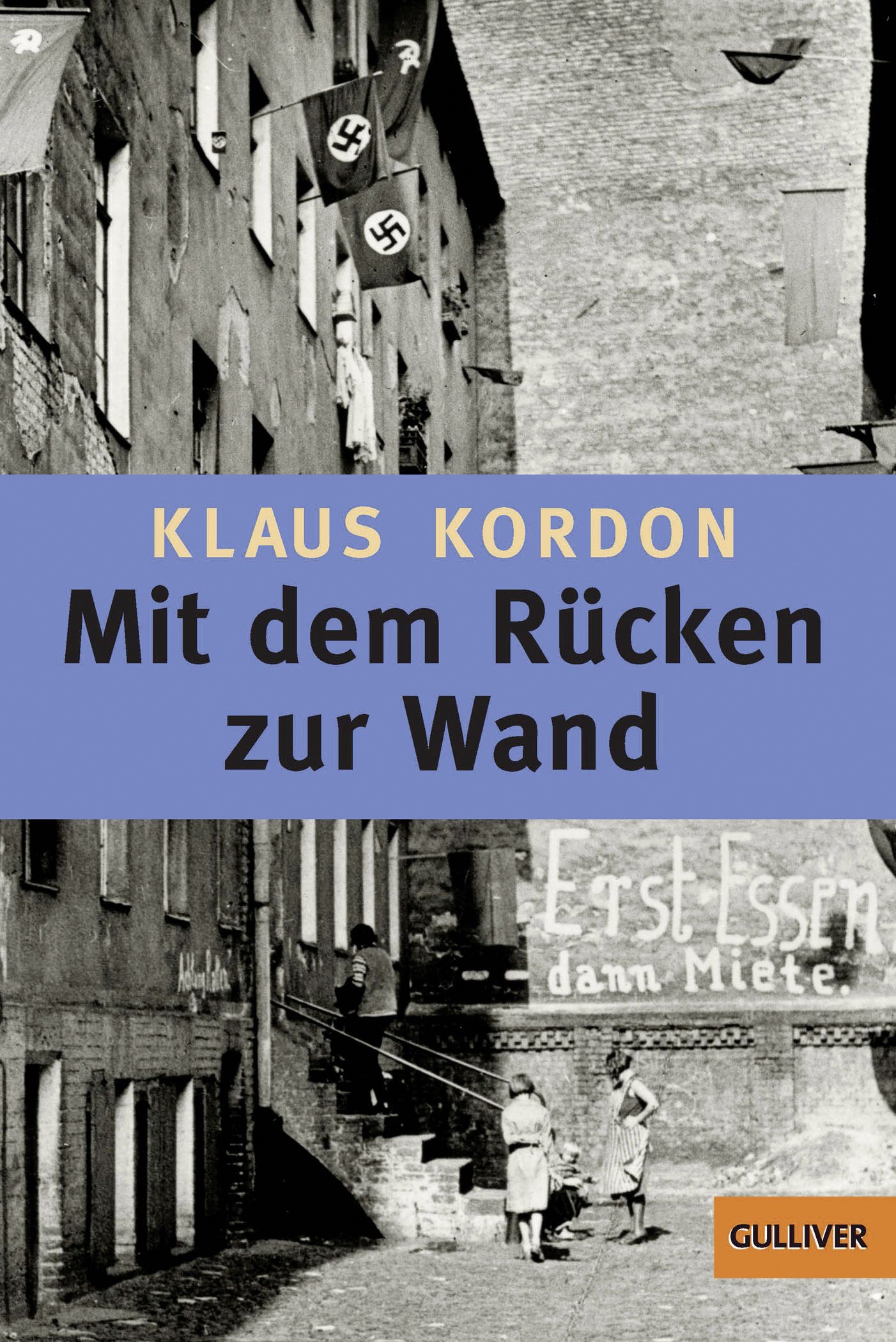 Mit dem Rucken zur Wand