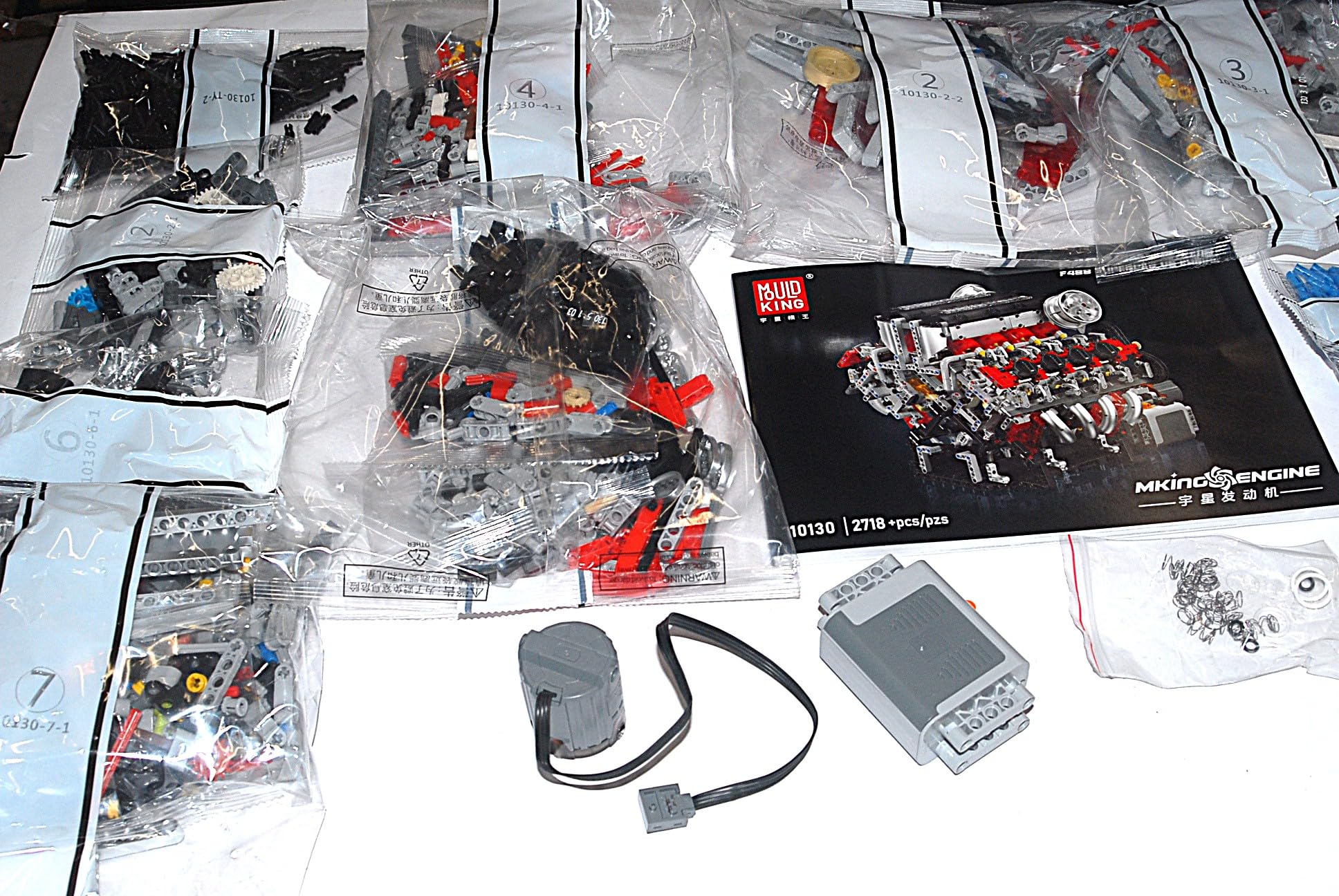 Mould King 10130 F488 Super Car V8 Biturbo da Costruire, Kit Tecnico Motorizzato con 2718 Pezzi, Motore Elettrico XL, 8 Pistoni e Doppio Turbocompressore