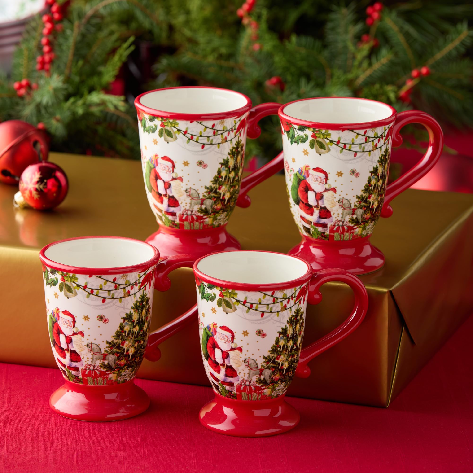 Lot de 4 tasses de livraison du Père Noël — Quatre tasses de 532 ml richement illustrées dans le style livre d'histoires de Noël de la collection, parfaites pour chaque gorgée chaude de la saison.