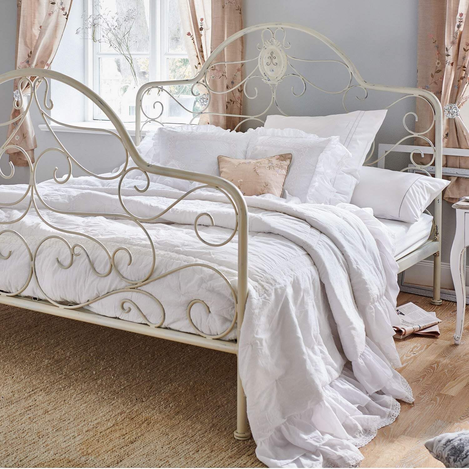 Loberon Quilt Pittefaux, mit Ornamenten, Stickereien und Rüschen veredelt, weiche Wattierung, Romantik-Look, Schlafzimmertextilien, Tagesdecke, Baumwolle, Polyester, weiß