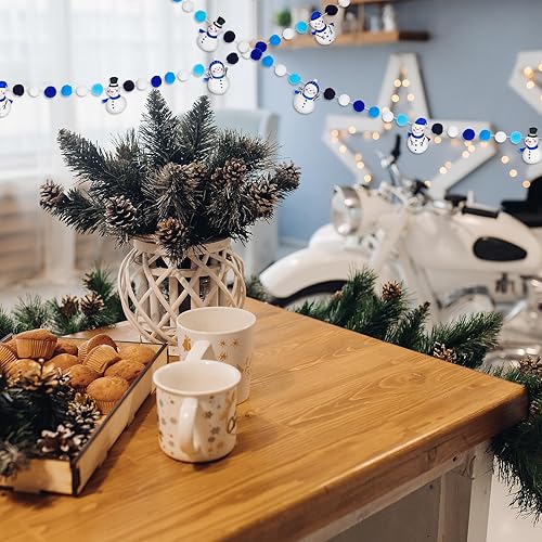 Miniatura 7 de AnyDesign Guirnalda de bolas de fieltro de Navidad de 8.2 pies para invierno, lindo muñeco de nieve con pompones, guirnalda colgante de Navidad para