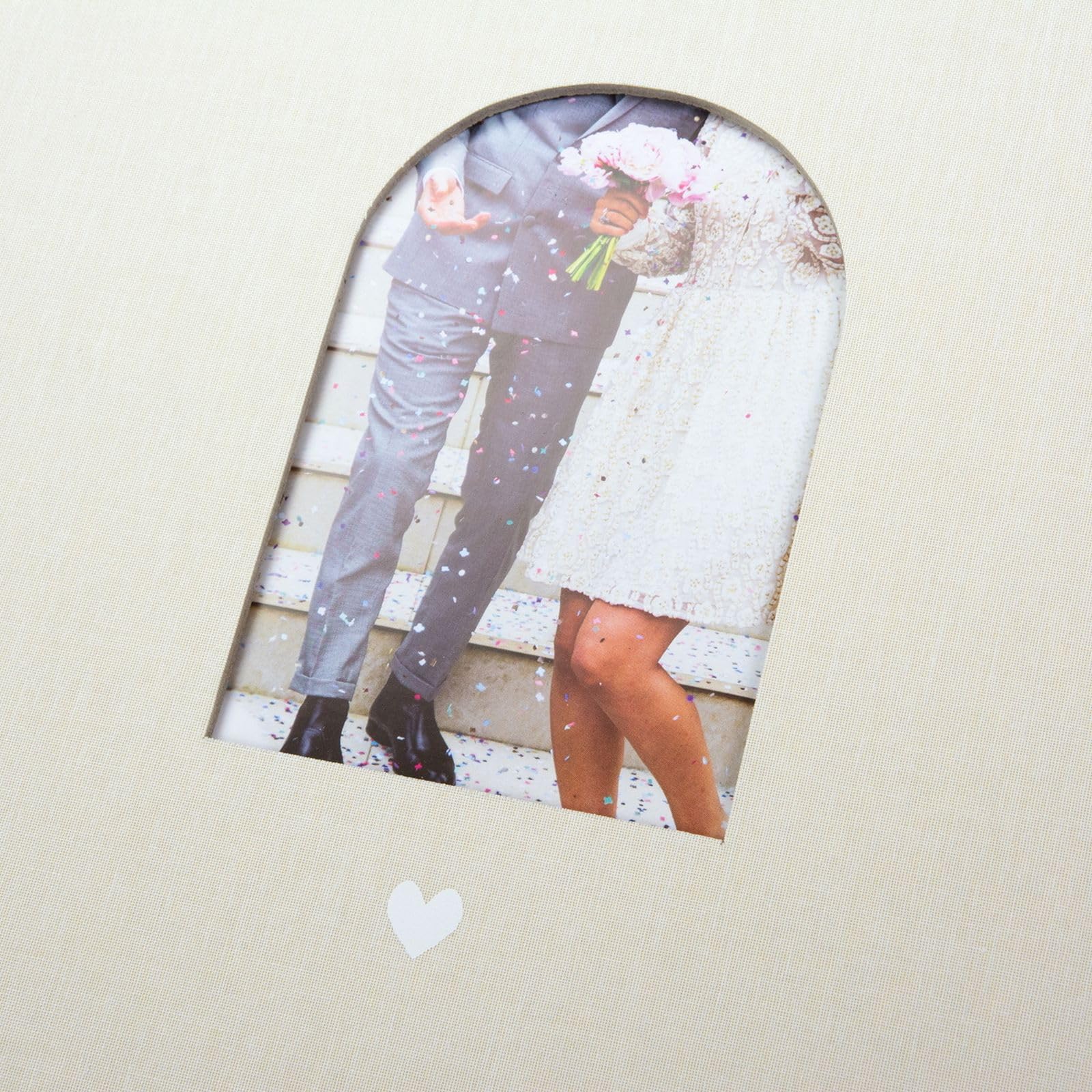goldbuch 08 045 Hochzeitsalbum Herzensmoment Beige, Fotoalbum mit Fensterausschnitt, Erinnerungsalbum mit 60 weißen Seiten und Pergamin-Trennblättern, Fotobuch, Einband aus Leinen, ca. 31 x 30 x 4 cm