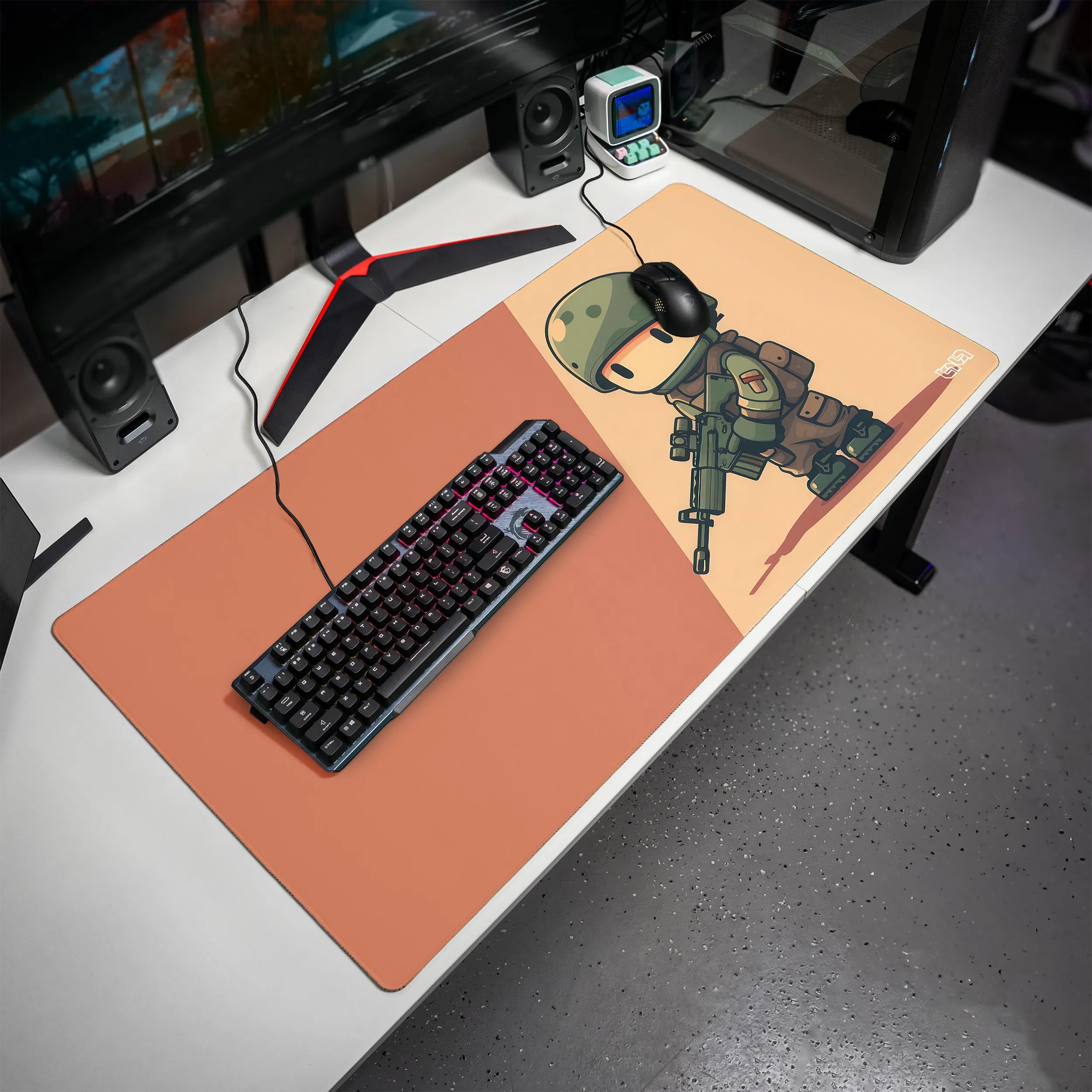 Tilt Podkładka na Biurko 100x50 cm | Antypoślizgowa Duża Podkładka pod Mysz oraz do Akcesoriów Komputerowych i Biurowych | Wodoodporna Mata na Biurko XXL (Chibi Solider)