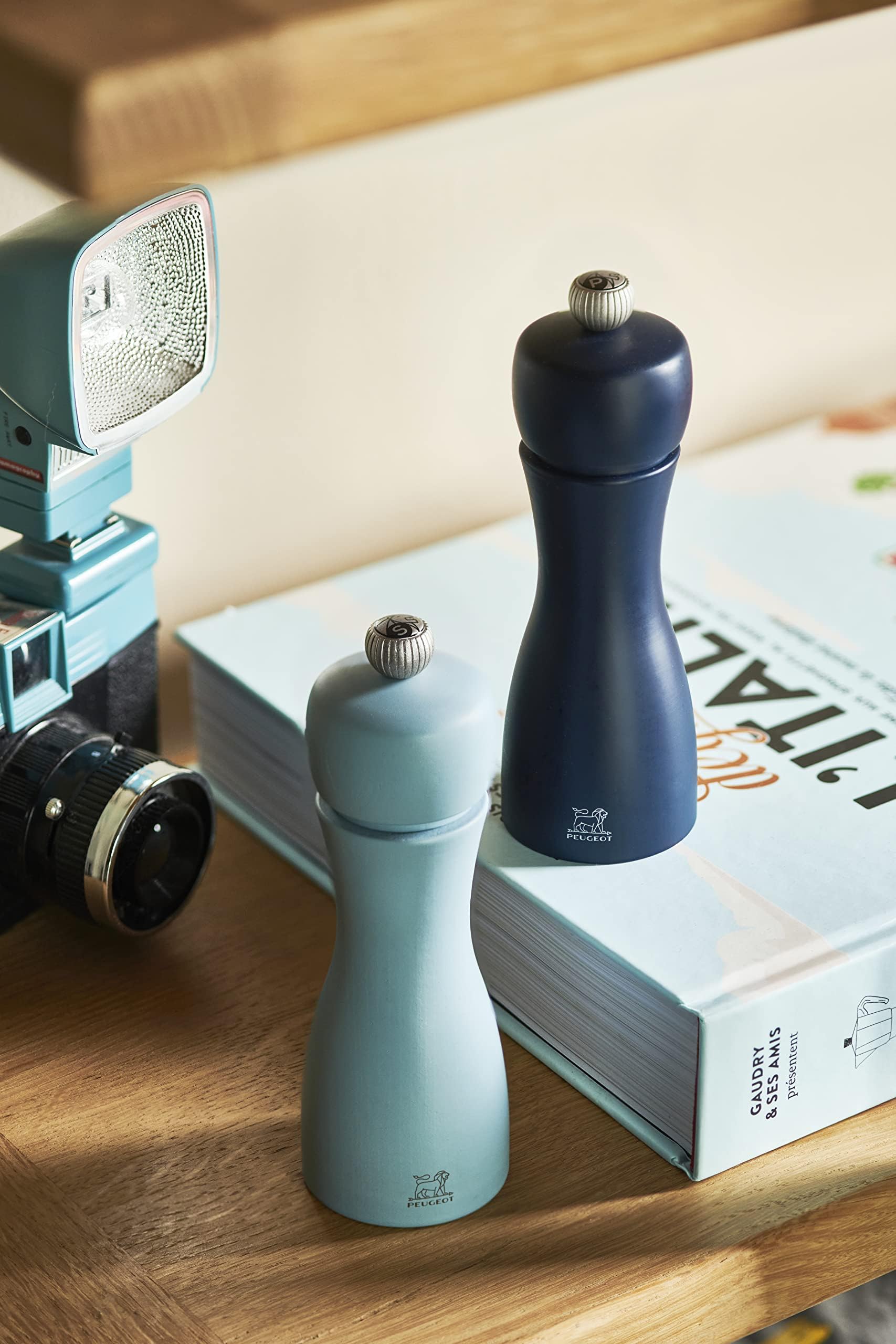 PEUGEOT - Duo Tahiti Air Moulin à Poivre + Moulin à Sel 15cm - Réglage Classique - Innovation Sel Glace, Mécanisme Zirlion - En Bois Labellisé PEFC - Fabrication Française - Coloris Bleu Nuit et Azur