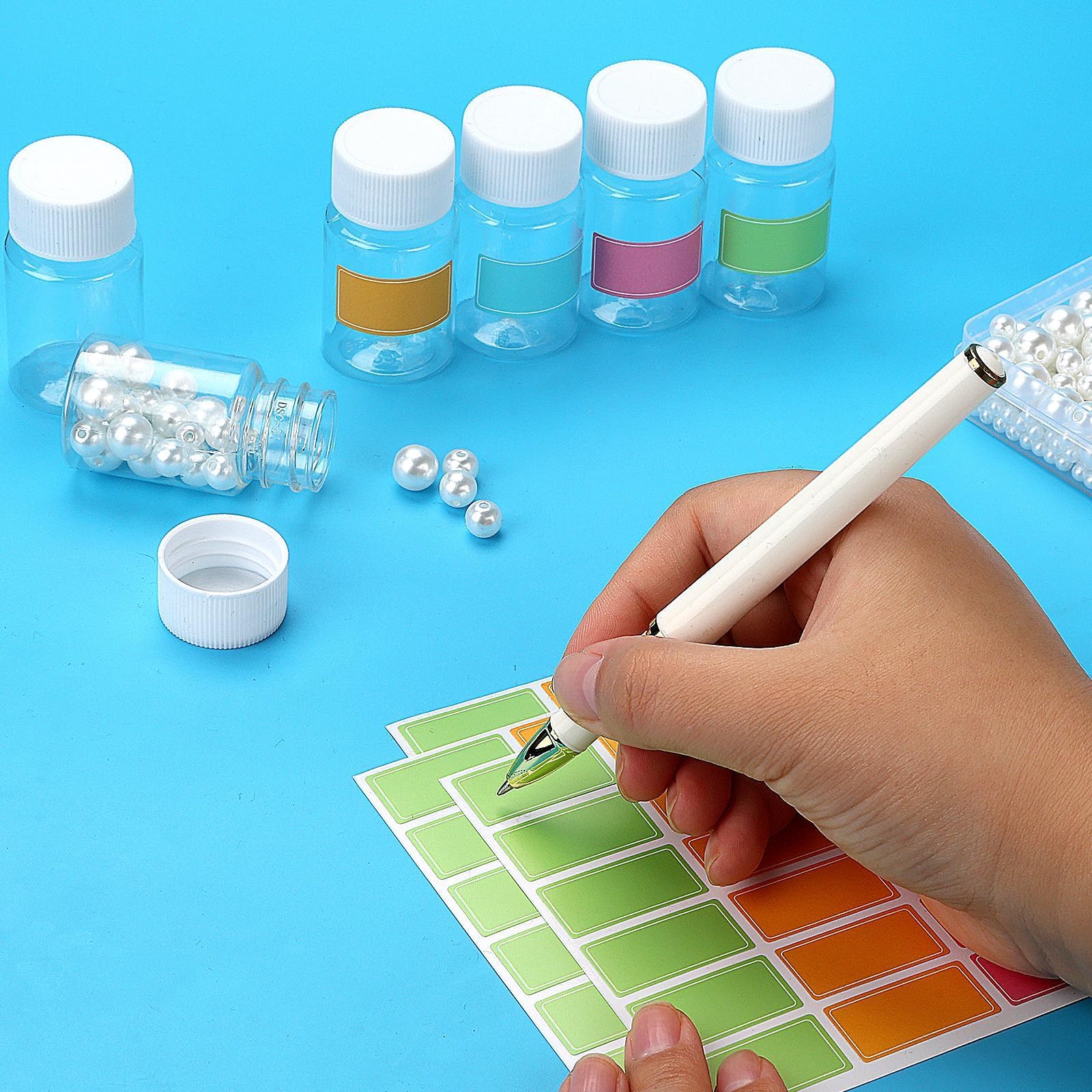 55 Pezzi Bottiglie Plastica 20 ml Bottigliette di Plastica Piccole Bottiglie Piccole Plastica con Tappo a Vite Bianco Bottigliette Trasparente con Adesivi per Viaggi Campeggio