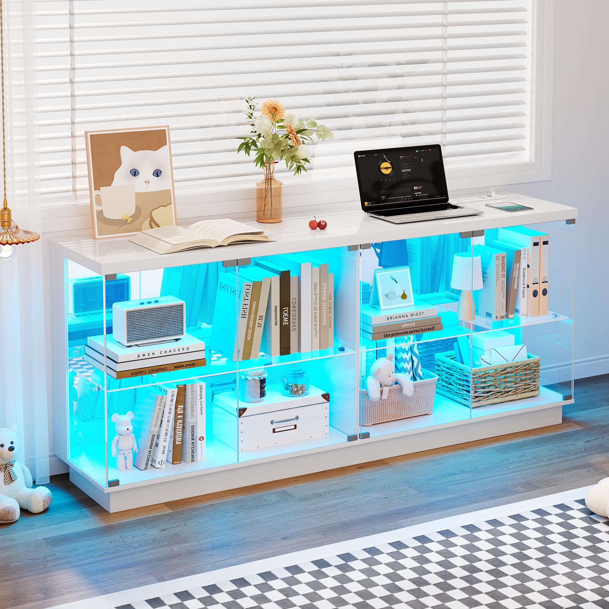 Gurexl RGB Glasvitrine mit LED Beleuchtung und Steckdosen,Niedriges Glas Vitrine mit Menschlicher Sensor und Verstellbare Glasböden,Glas Sideboard mit USB für Wohnzimmer,Schlafzimmer,Weiß