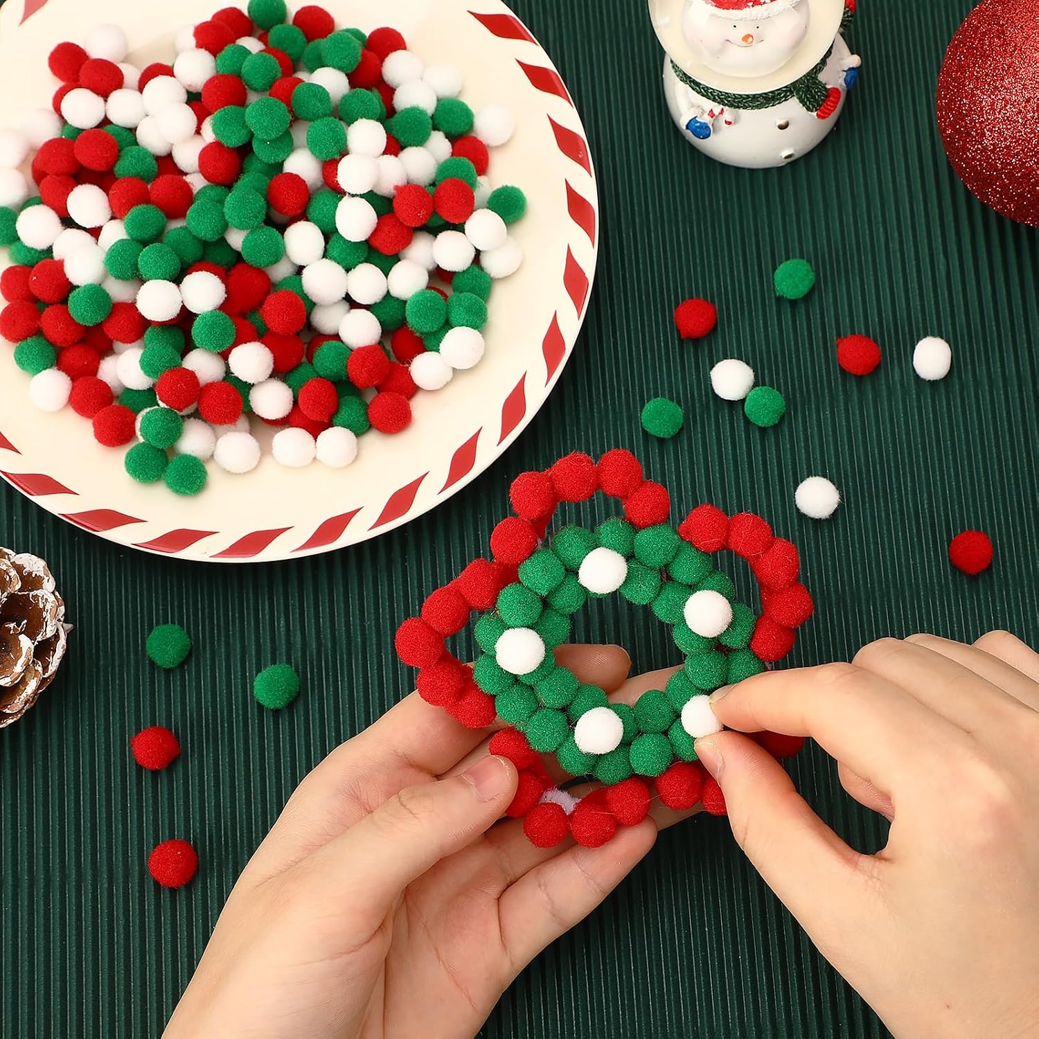 SEPGLITTER Christmas Pom Poms Balls, 600 Pieces Red Green White Pompoms Pom Poms for Crafts Making DIY Holiday Christmas Decorations Supplies (3colors, 1.5 cm )