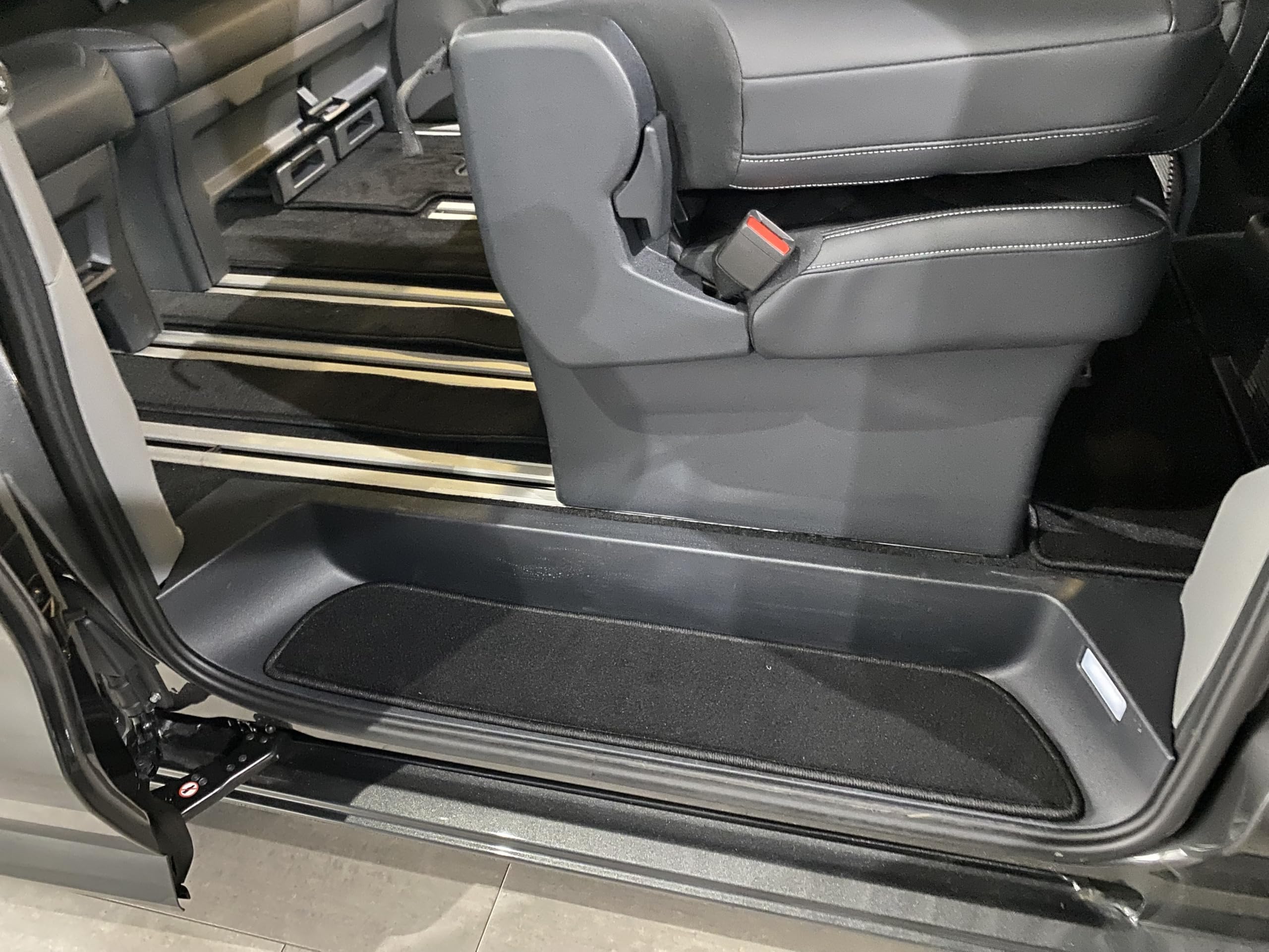 Autix Kofferraumteppich Set Für Ford Tourneo Custom L2 Ab 2025 - Schwarz Velours
