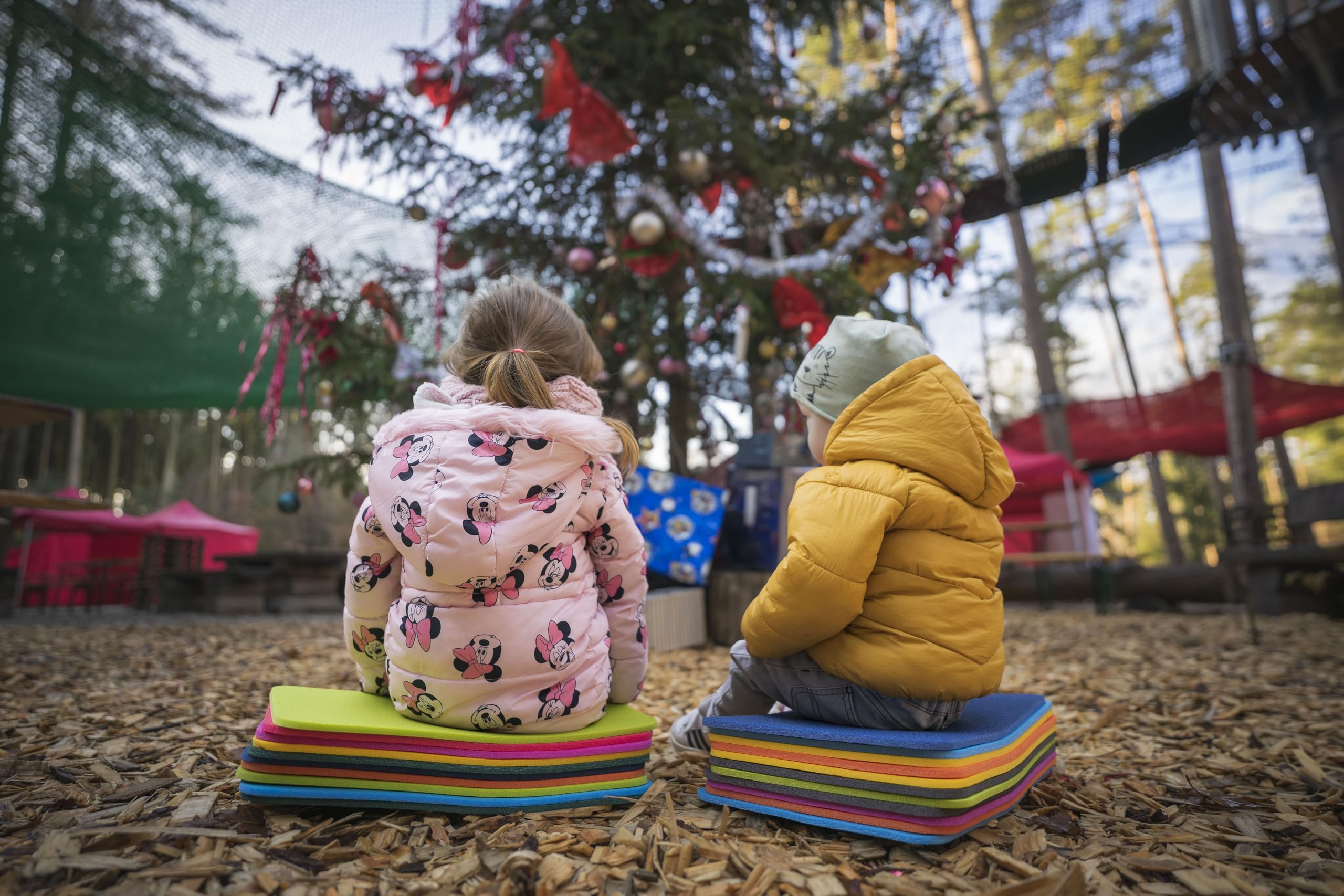 Yate 18er Set Sitzkissen – wasserdichte Outdoor Sitzunterlagen Viereckig mit Griff – Bunte Stuhlkissen in Regenbogenfarben – Ideal für Kindergarten, Schule, Ausflüge & Garten